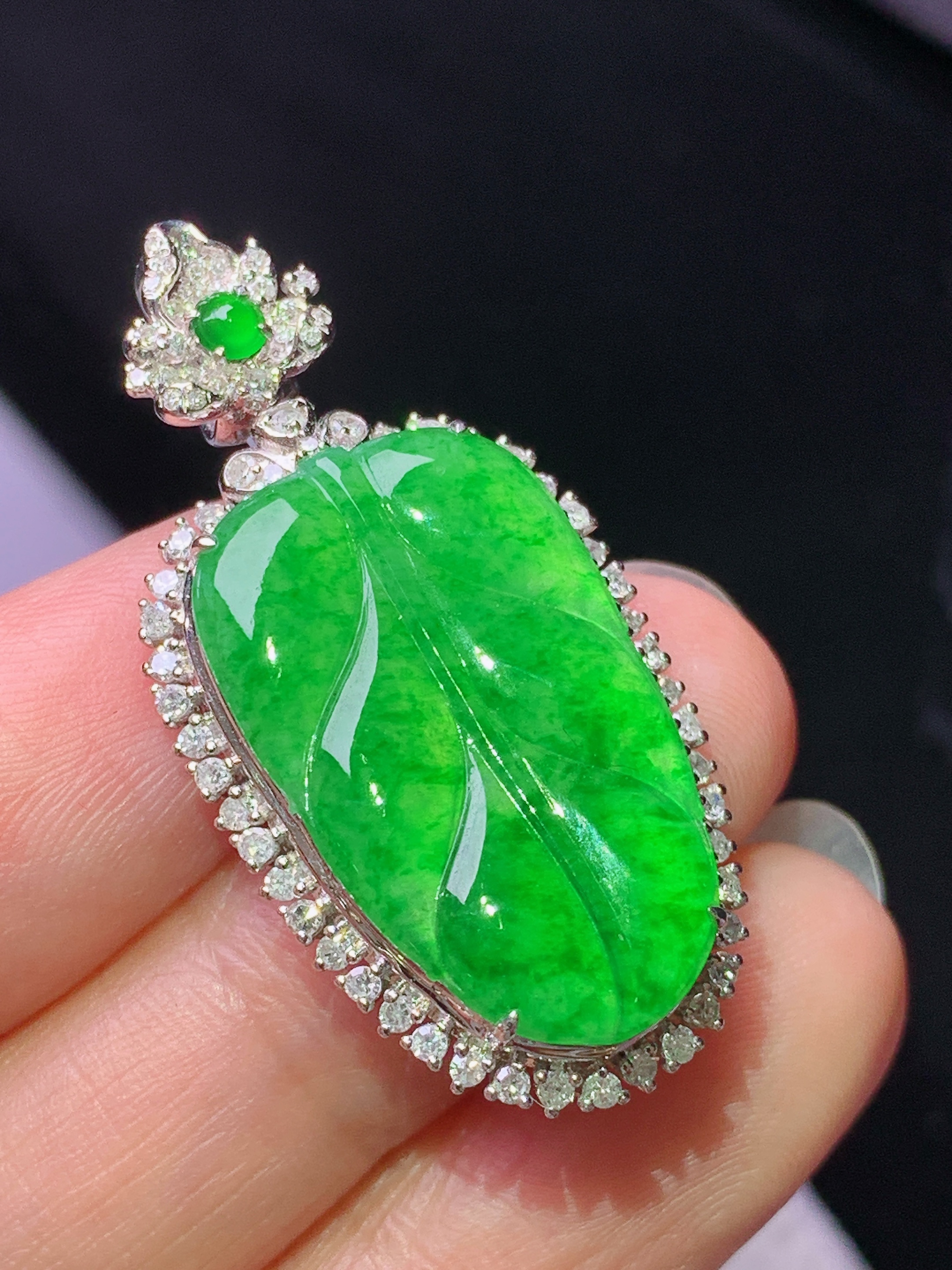 8k金钻镶嵌冰阳绿树叶吊坠 玉质细腻 色泽艳丽清新 水润亮眼 整体尺寸36.8*18.3*6.8h1