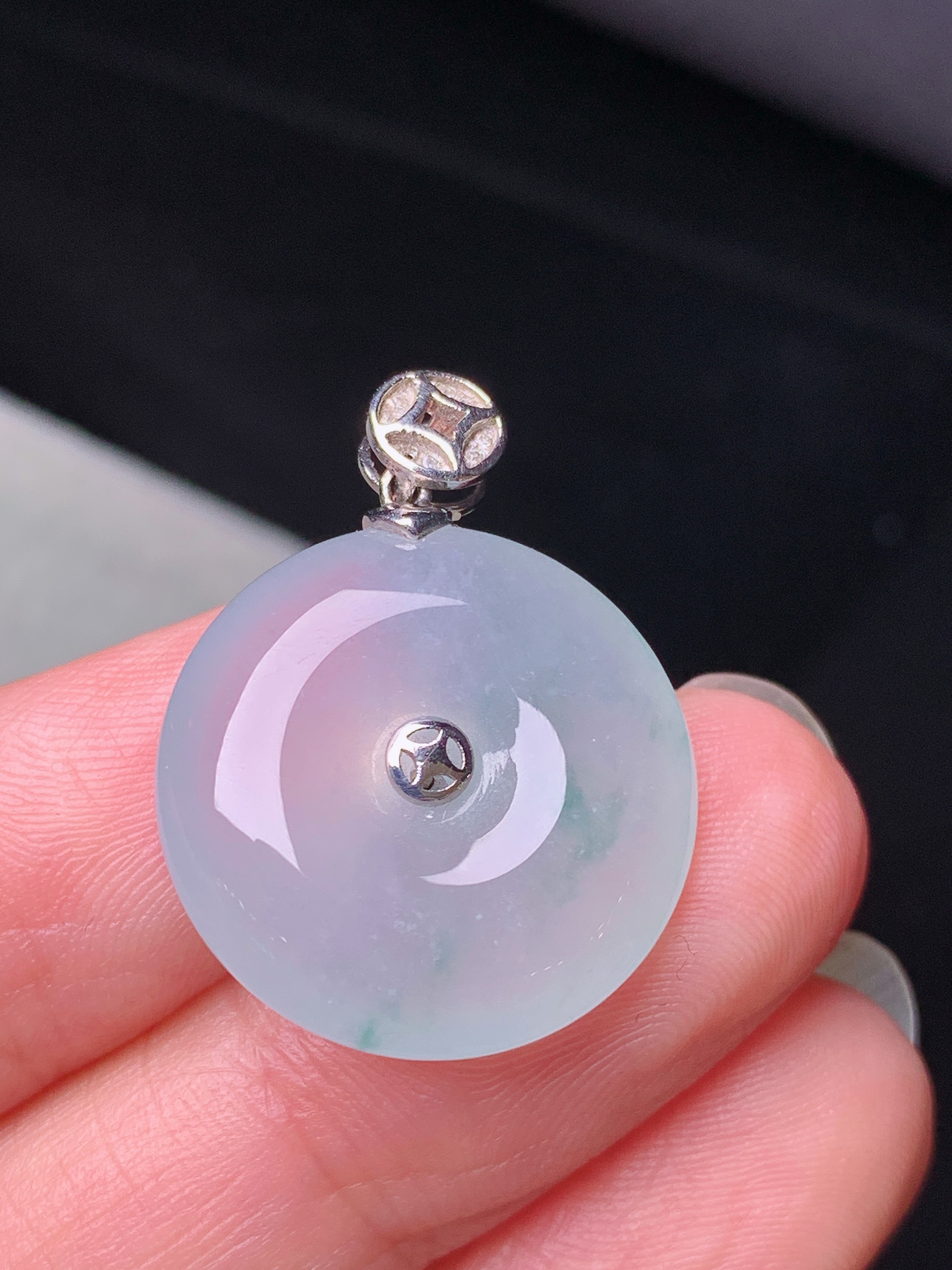 8k金镶嵌冰种平安扣吊坠 玉质细腻 色泽艳丽清新 水润亮眼 整体尺寸26*19.5*6.3m1