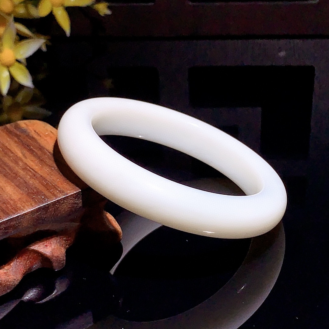 和田玉54.5圈白玉手镯！玉质细腻油润 底色纯净 无裂无杂 脂粉好，品质高。