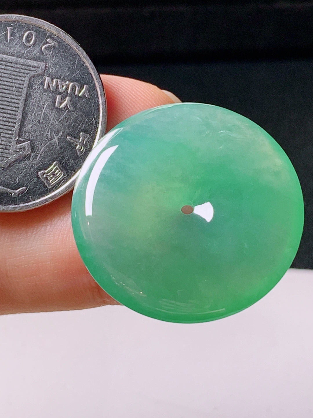 冰阳绿平安扣，无裂色阳水润，裸石28.3-5.5