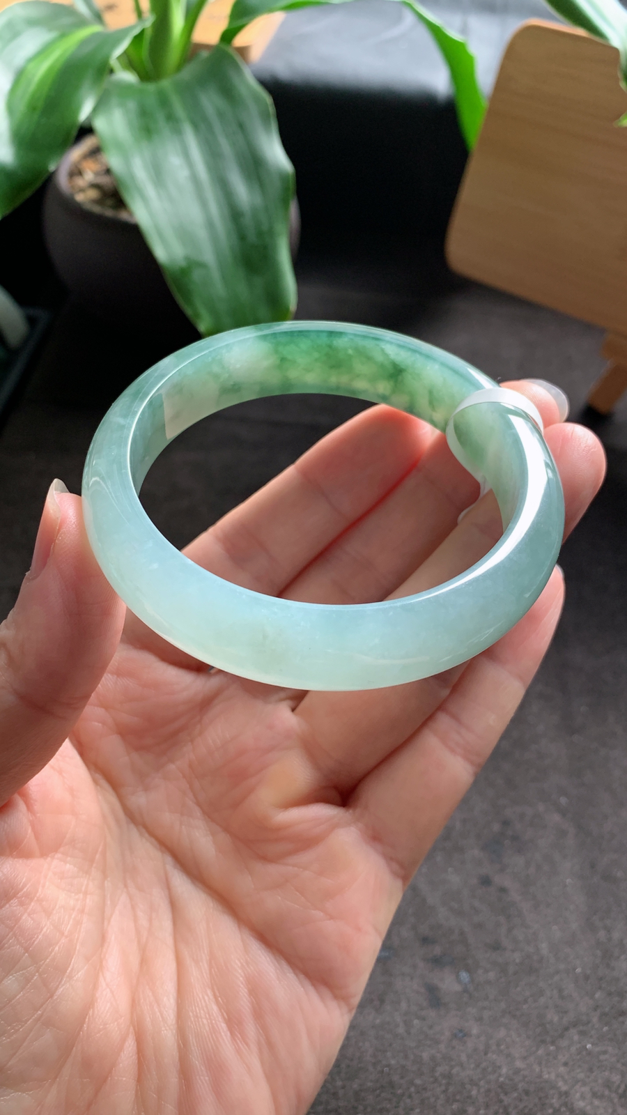 58圈口 天然A货翡翠飘绿手镯 颜色漂亮 料子细腻