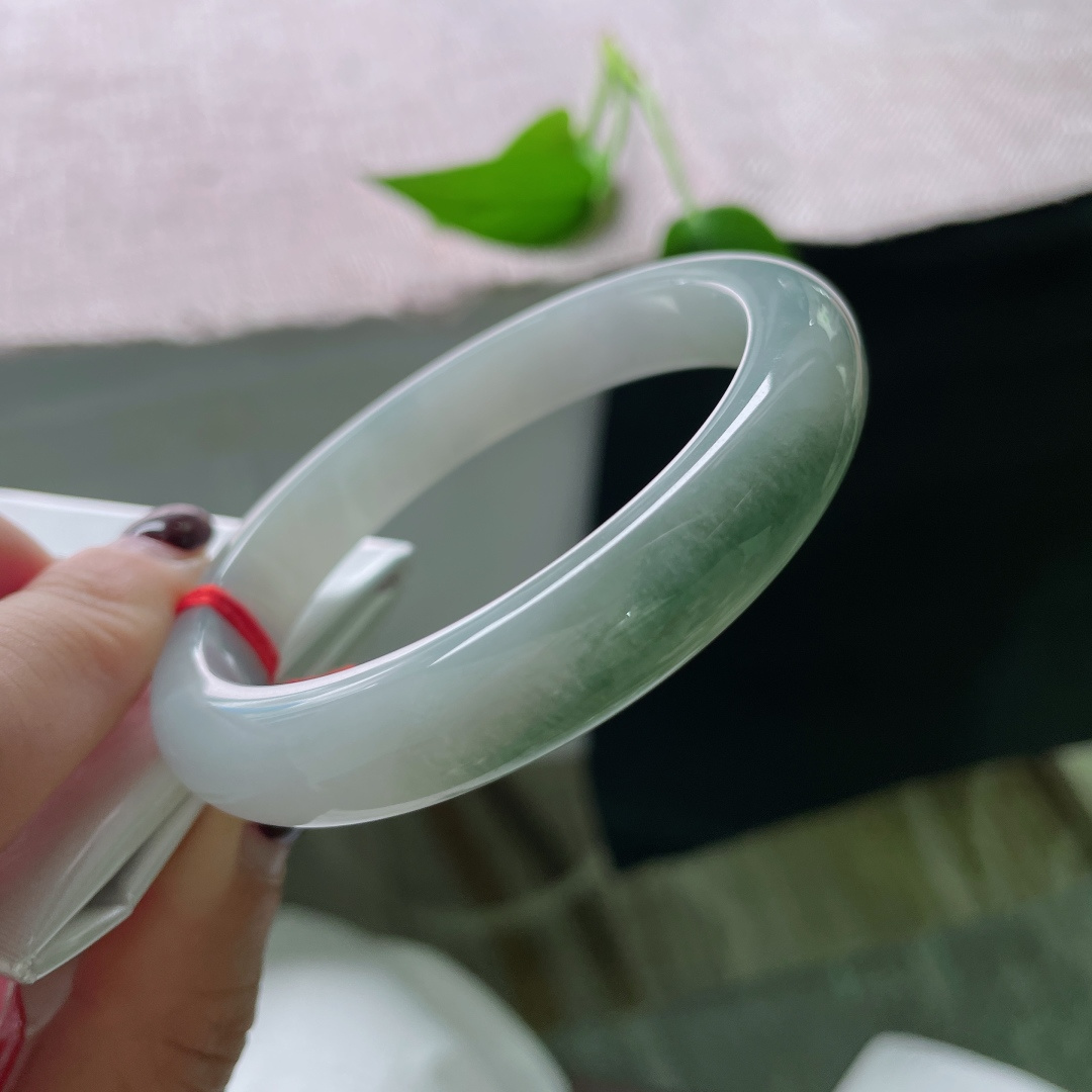 57.4/11/7.6，油绿底正圈，青白配色，一缕月白，染就一身清辉。无裂，ss51571a