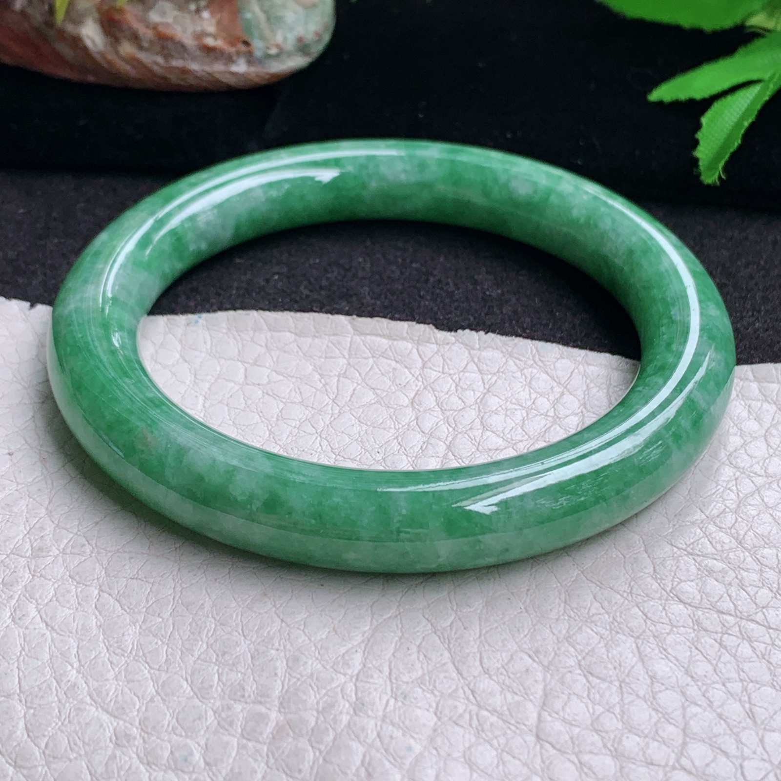 n实拍56*10美人镯 缅甸翡翠a货手镯满绿水润圆条叮当镯