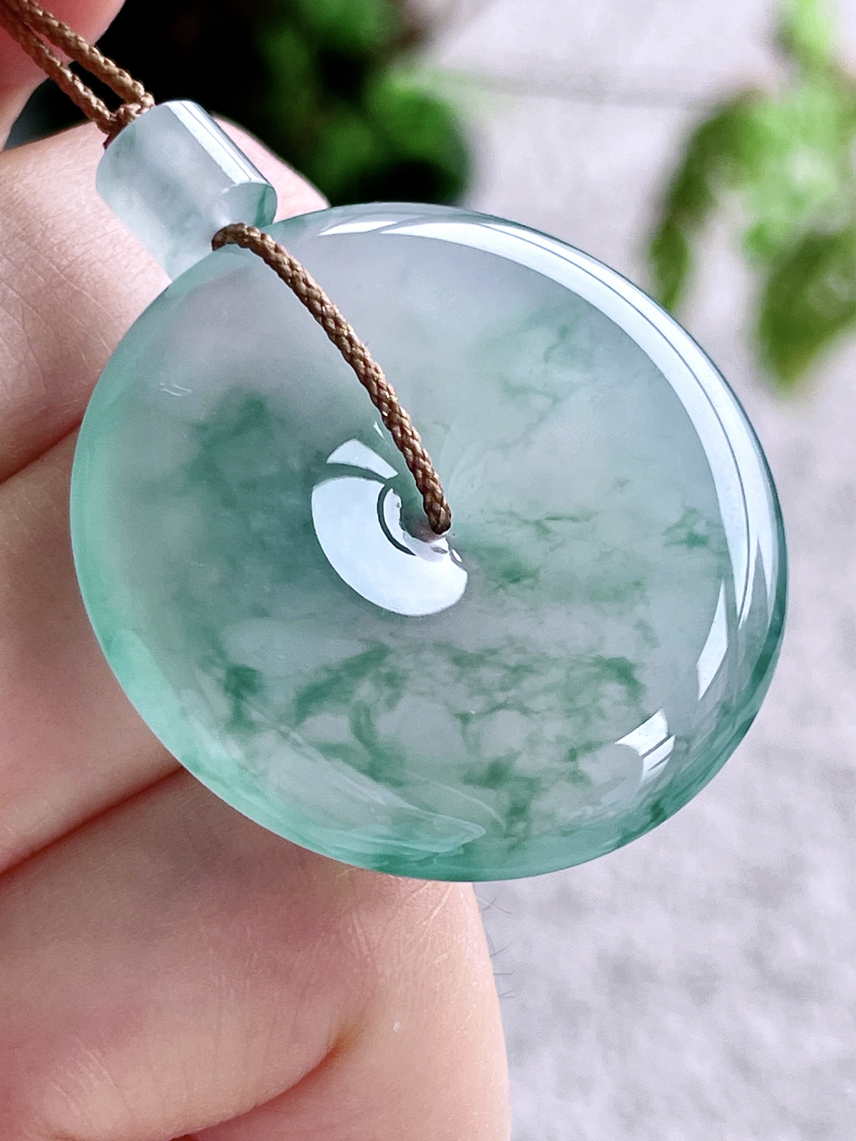 【裸石】高冰飘花平安扣吊坠
【说明】缅料 性价比高 冰润通透
【尺寸】33.8-5.9..