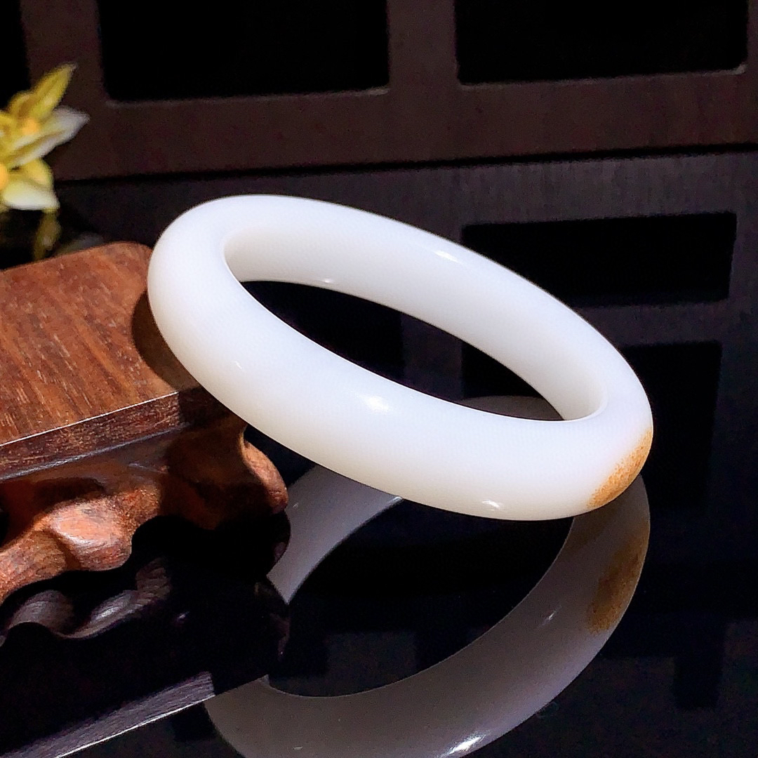 和田玉54.5圈羊脂白手镯！枣红皮，玉质细腻油润 底色纯净 无裂无杂 脂粉好，品质高。