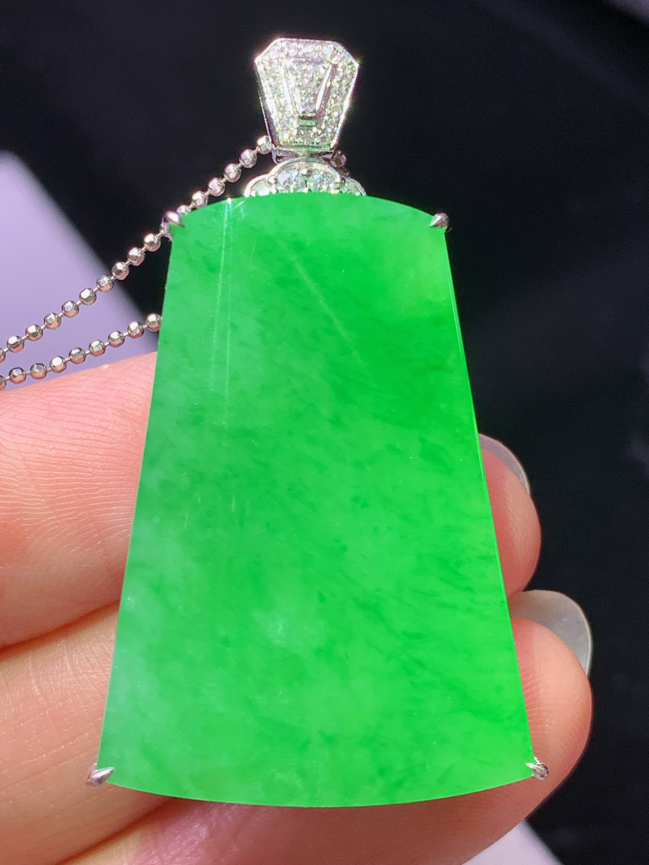 8k金钻镶嵌冰阳绿无事牌吊坠 玉质细腻 色泽艳丽清新 水润亮眼 整体尺寸42.6*23*7.2j2