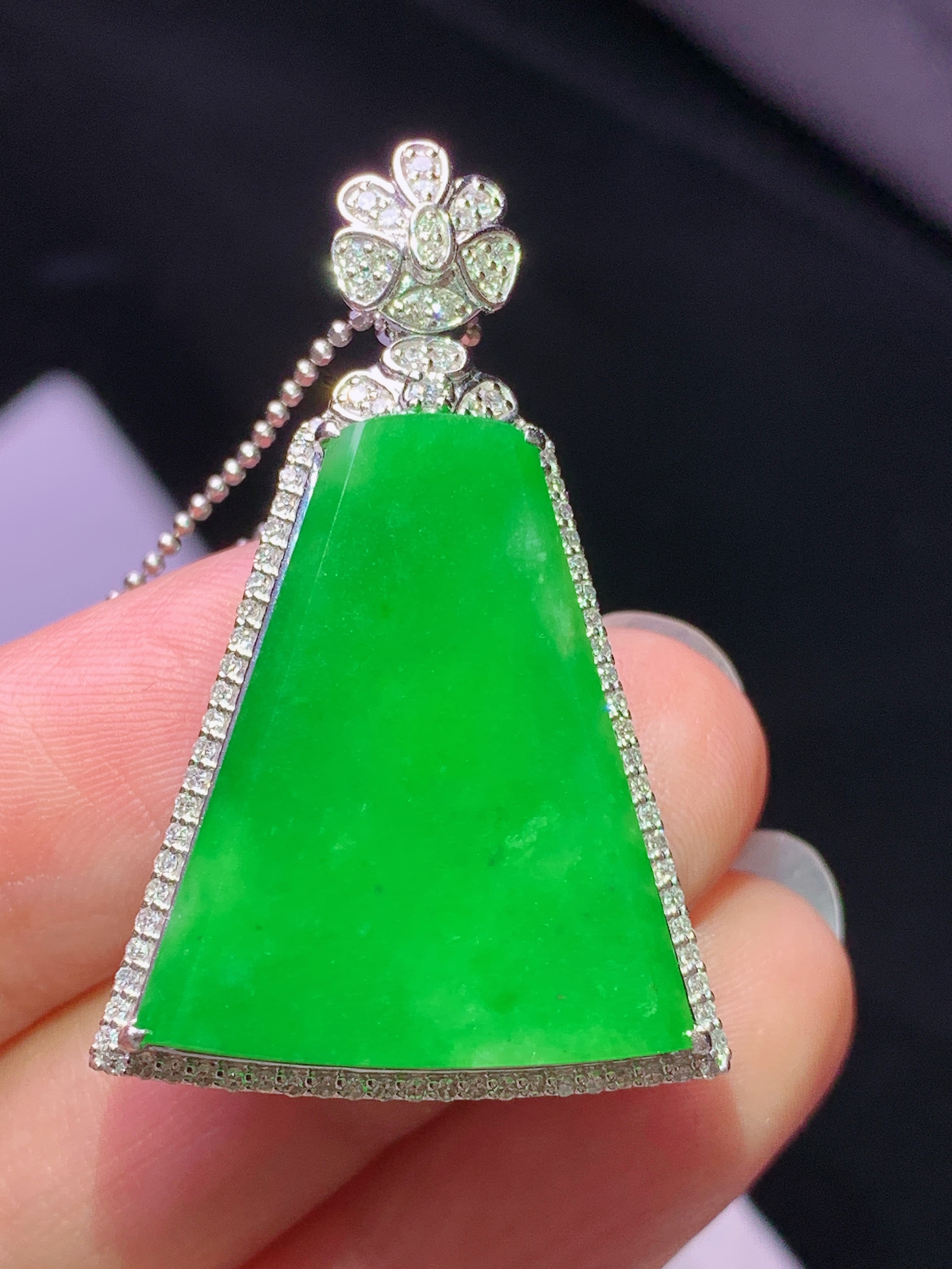 8k金钻镶嵌阳绿无事牌吊坠 玉质细腻 色泽艳丽清新 水润亮眼 整体尺寸38*24.5*9.6j2