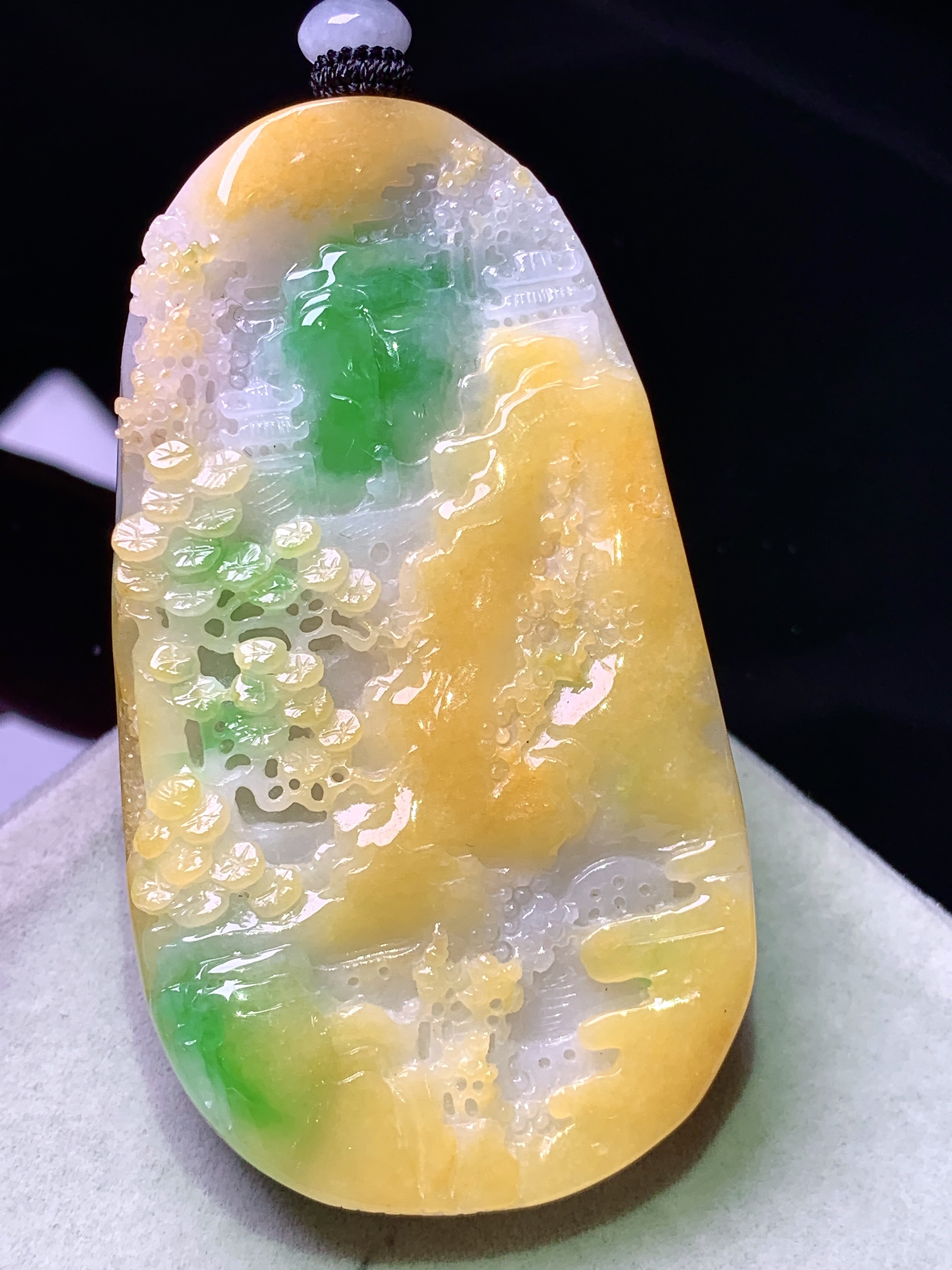 飘绿黄山水牌子吊坠 玉质细腻 色泽艳丽清新 水润亮眼 整体尺寸71*41.5*14.5w1