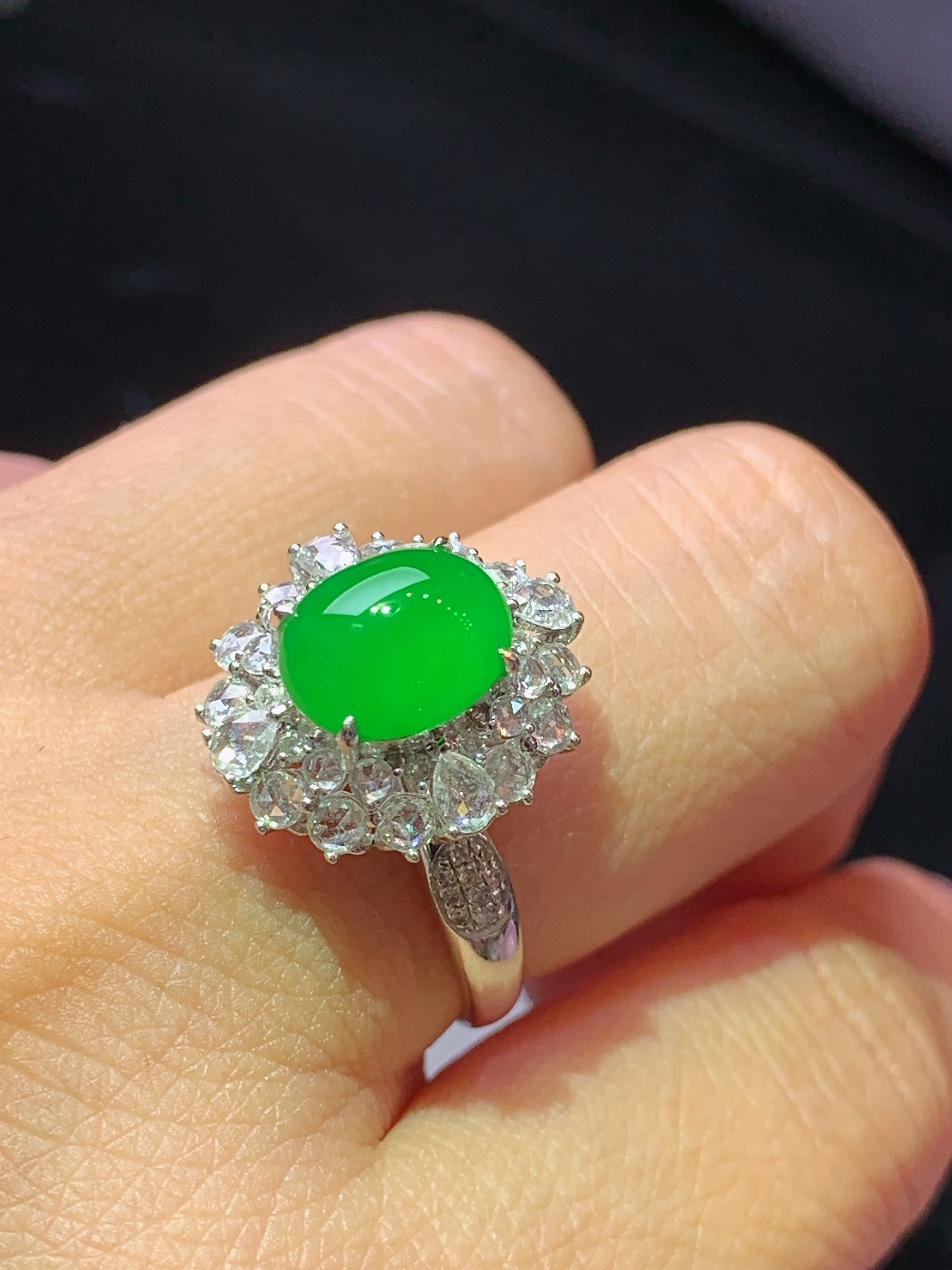 8k金钻镶嵌满绿蛋面戒指 玉质细腻 色泽艳丽清新 水润亮眼 圈口14 整体尺寸15.7*14.3*12L3