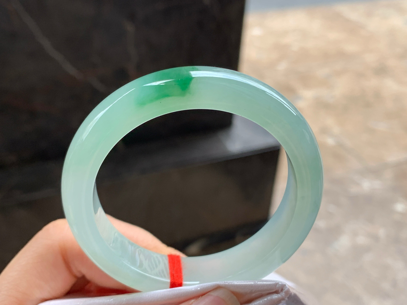 52.5-12.8-8.3

绿花手镯^_^玉质温润