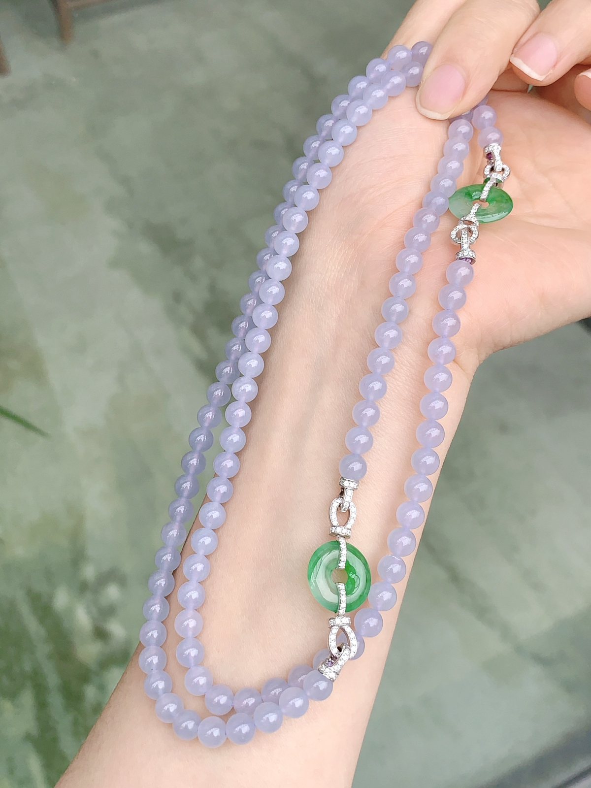 ️把春日的温柔紫调戴在身上＃冰润的紫罗兰翡翠珠链️搭配阳绿平安扣，一眼心动〰️..