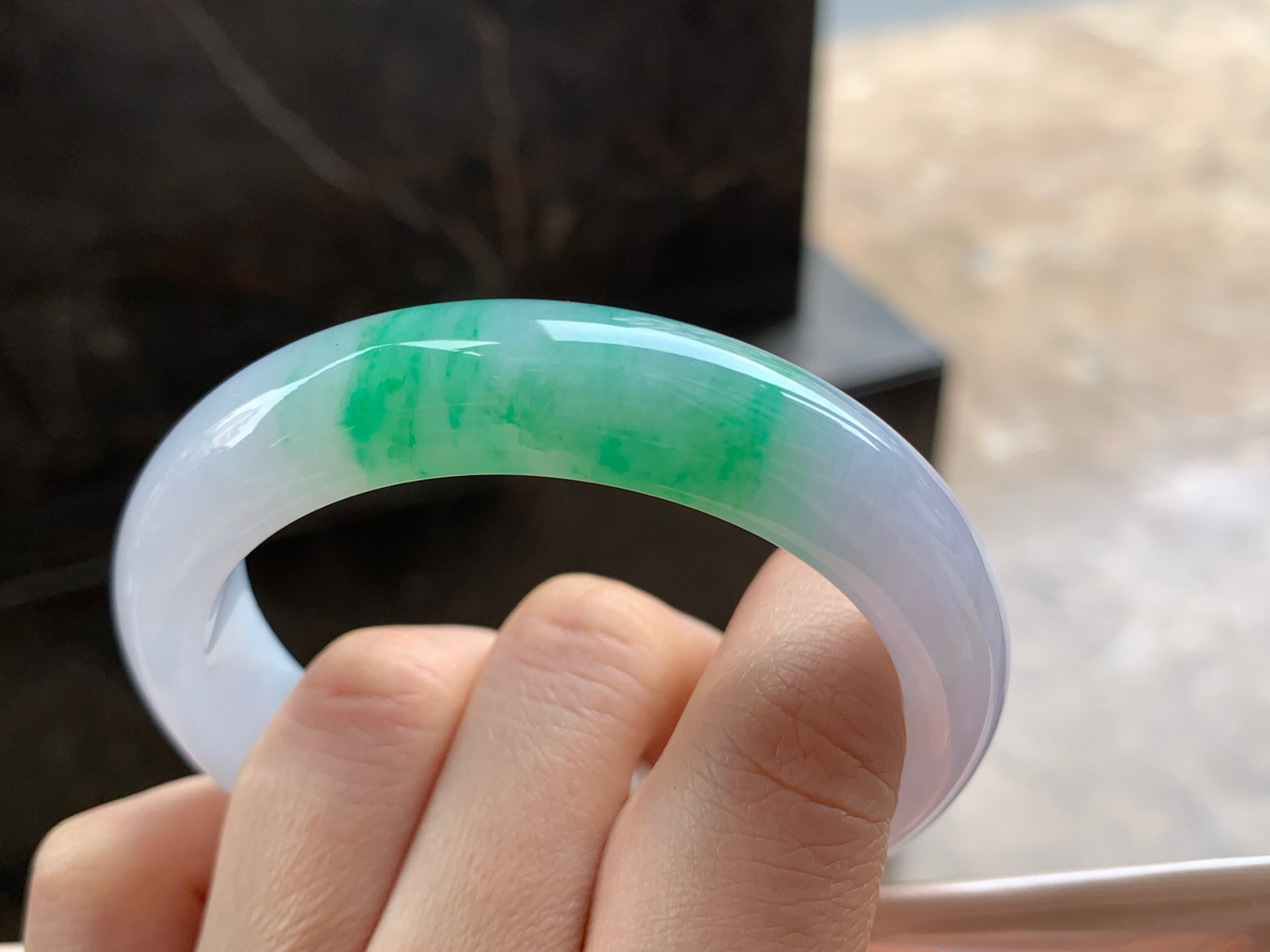 54.5-12.7-8.7

阳绿色手镯^_^玉质温润