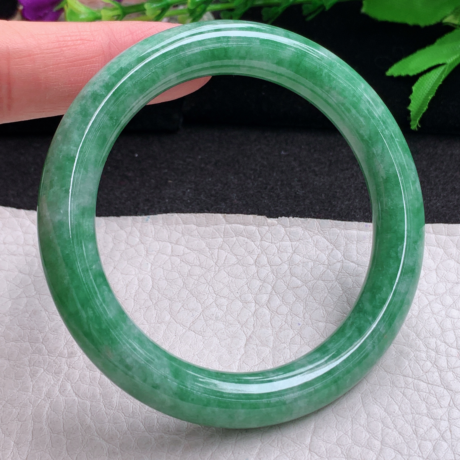 n实拍56*10美人镯 缅甸翡翠a货手镯满绿水润圆条叮当镯