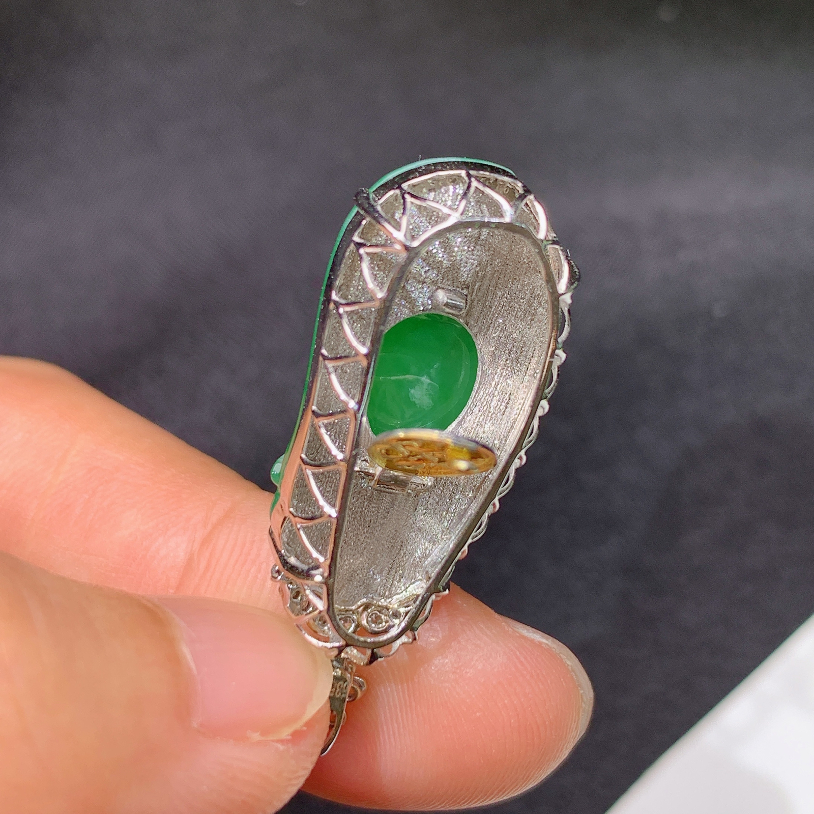 阳绿福豆吊坠，18k金镶嵌，冰润色阳，玉质细腻，种水足，Fj 尺寸33.1*12.2*7.8