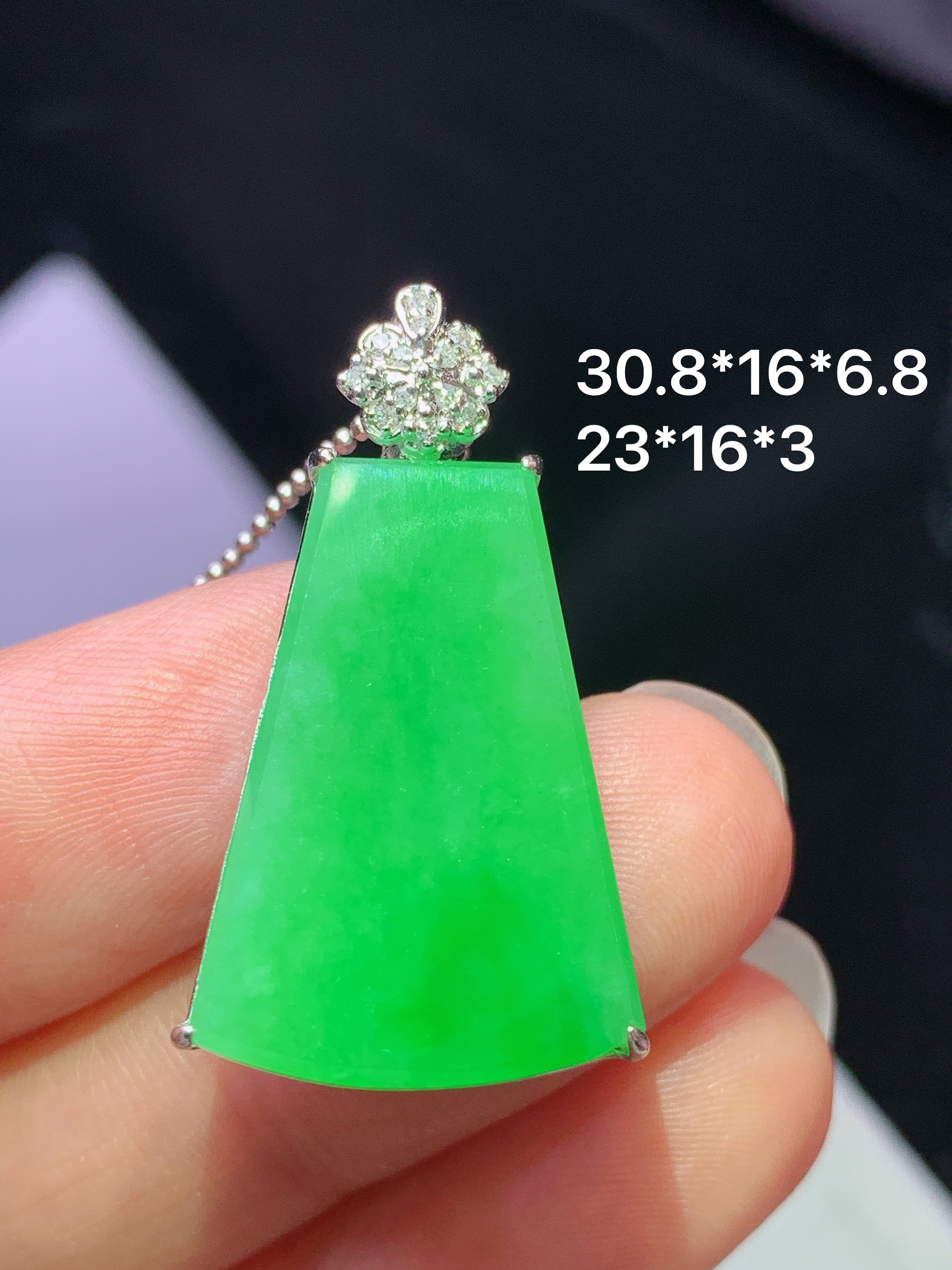 8k金钻镶嵌阳绿无事牌吊坠 玉质细腻 色泽艳丽清新 水润亮眼 整体尺寸30.8*16*6.8j2