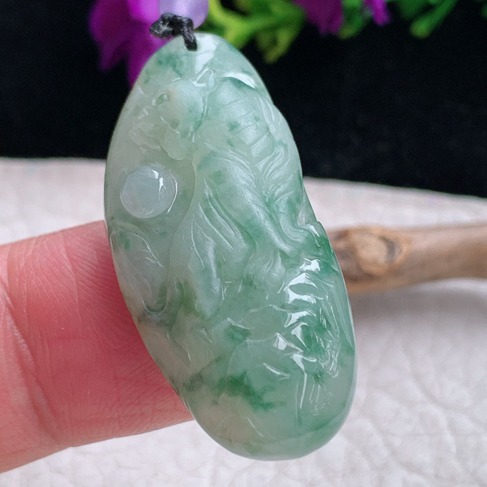 t实拍37.5*17*9.2缅甸翡翠A货精雕冰飘花上山虎 生肖虎玉吊坠 玉挂件