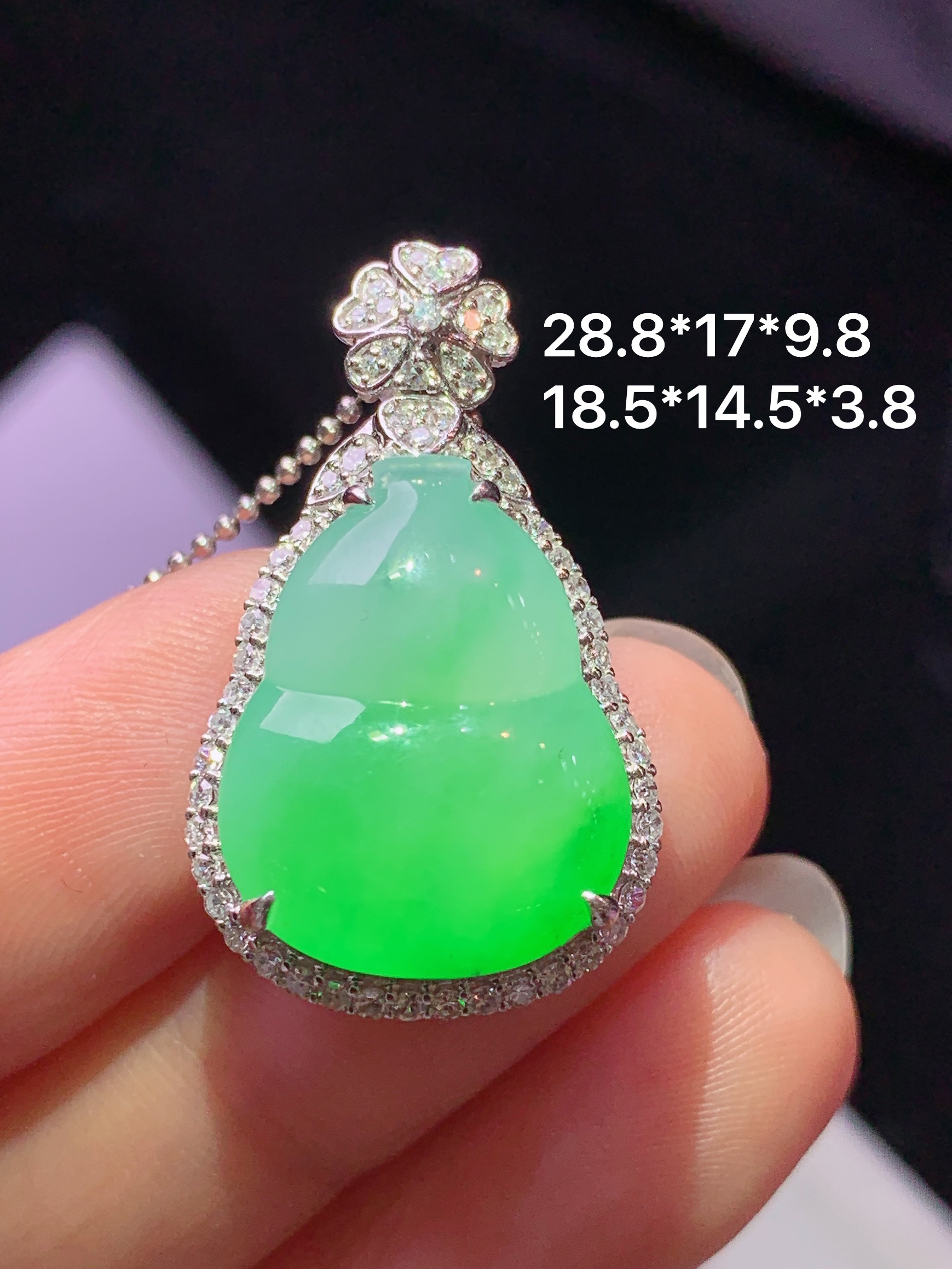 8k金钻镶嵌冰飘阳绿葫芦吊坠 玉质细腻 色泽艳丽清新 水润亮眼 整体尺寸28.8*17*9.8j2