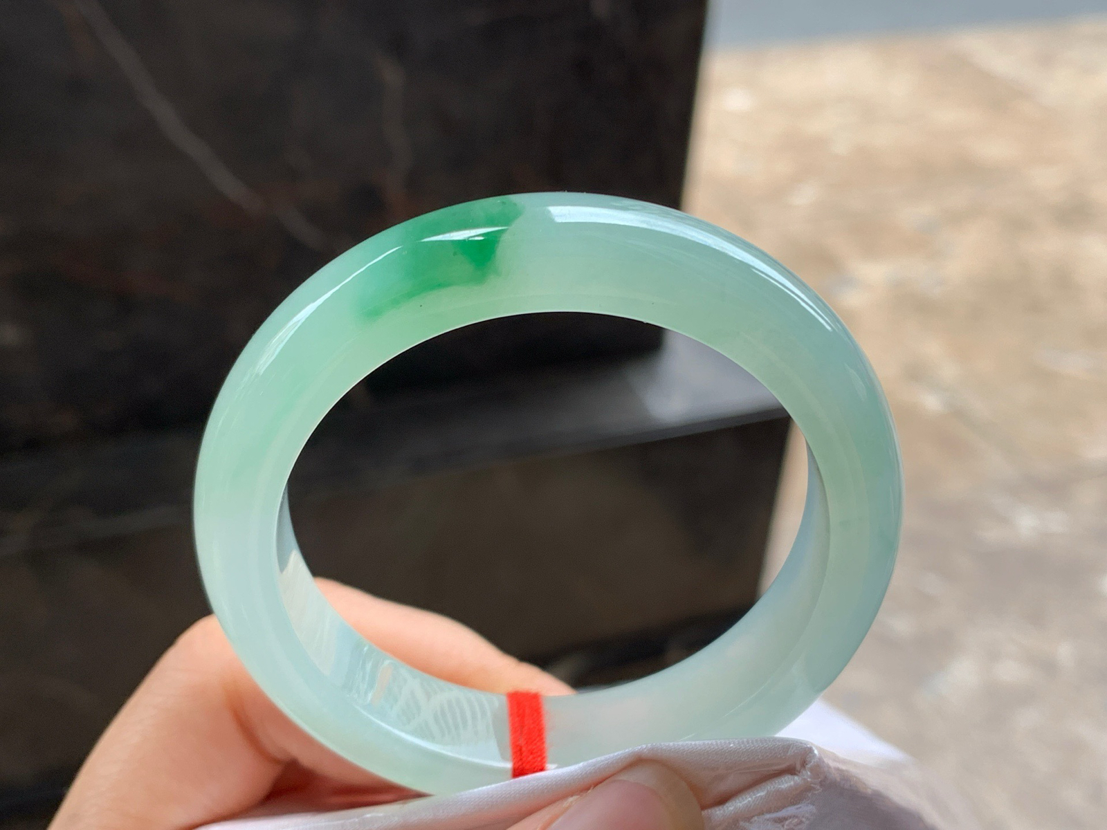 52.5-12.8-8.3

绿花手镯^_^玉质温润