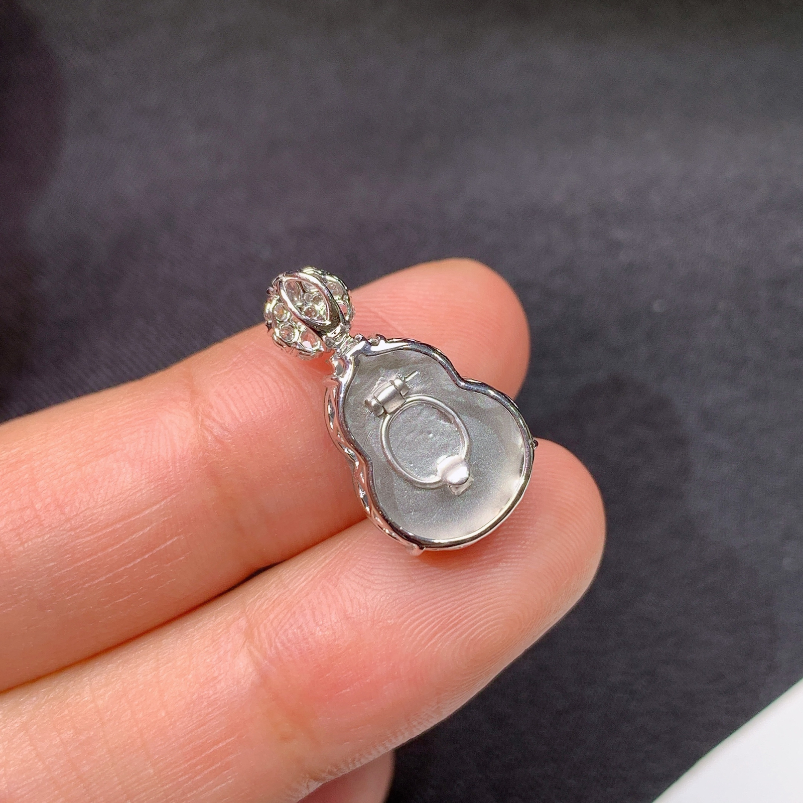 冰飘绿葫芦吊坠，18k金镶嵌，冰润细腻，色甜，种水足，Yt 尺寸19.6*10.7*7.2