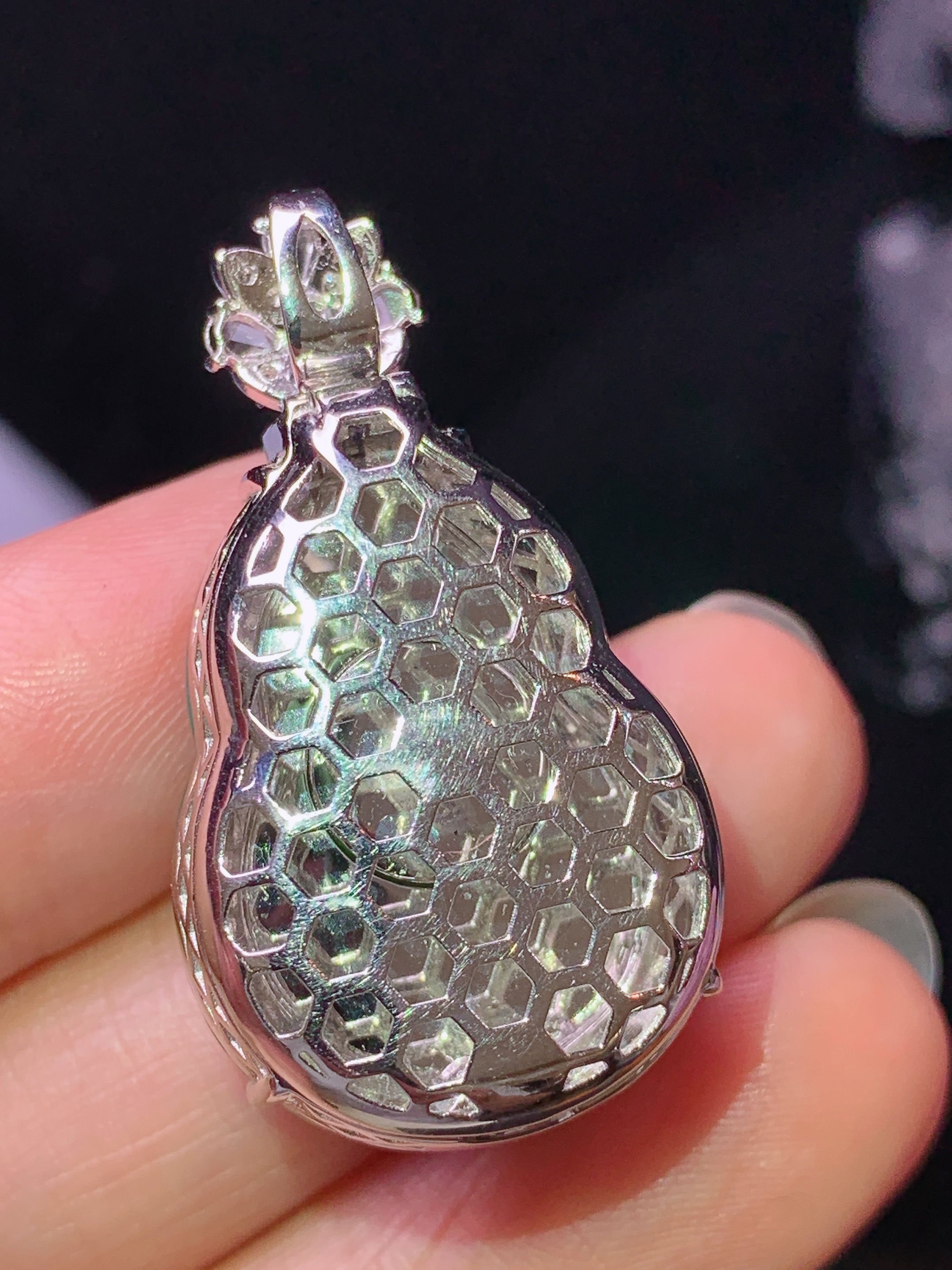 18k金钻镶嵌阳绿葫芦吊坠 玉质细腻 色泽艳丽清新 水润亮眼 整体尺寸33.8*18.8*13.2L2