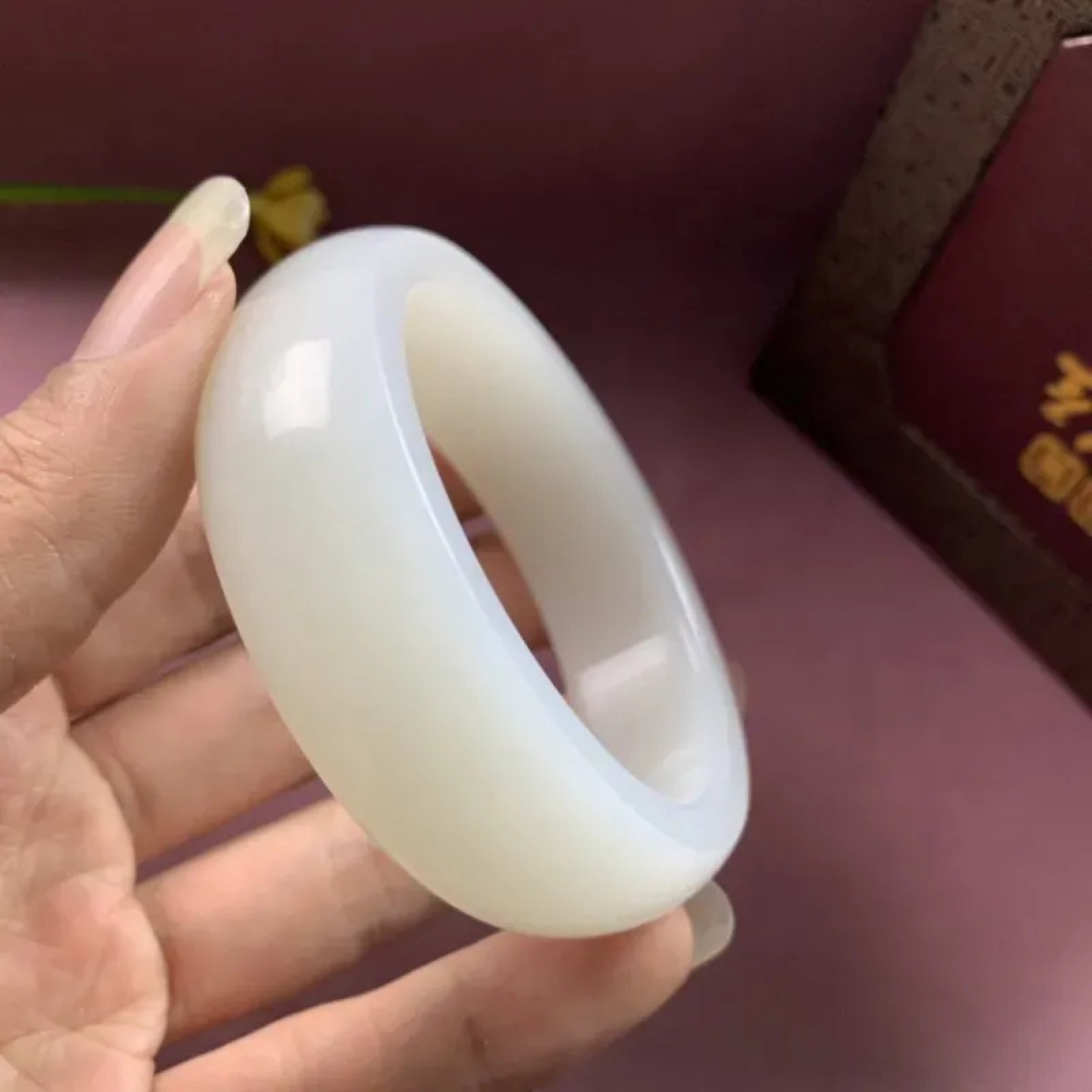 60.5圈口和田玉羊脂白宽版手镯，镯型古朴典雅。在诗情画意的雨巷相遇，你是我腕间的一抹风情，有你眸有深情.清风荡漾湖间静水，我愿俯身低眉，在烟波涟漪处寻