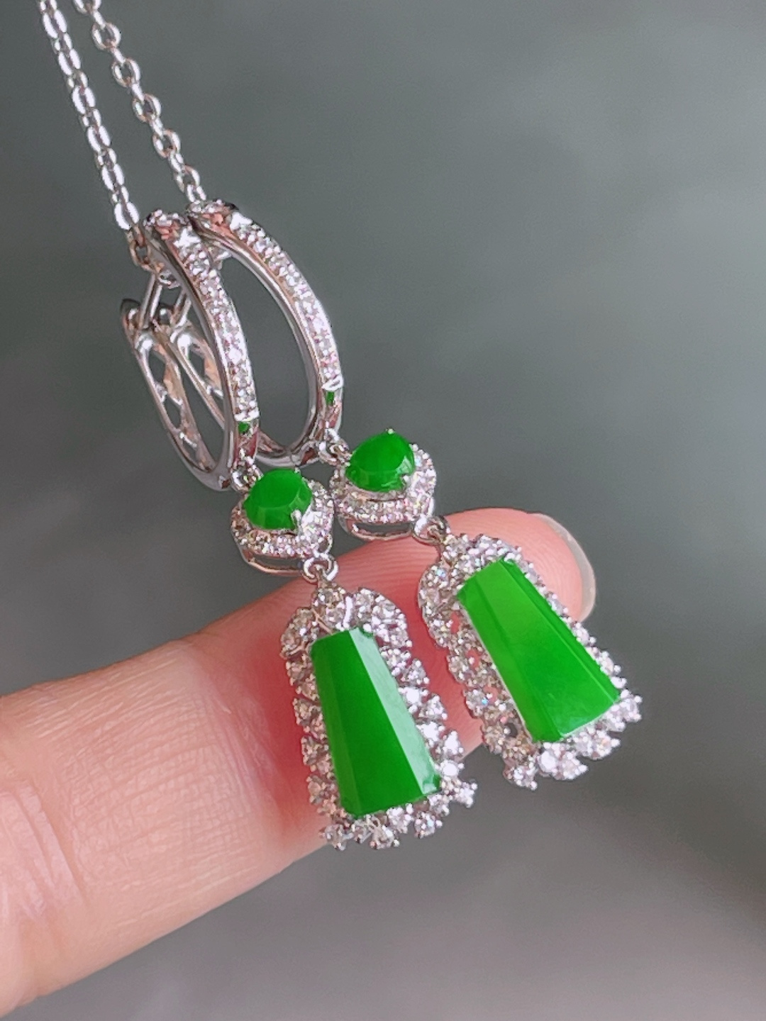 ️ 辣绿耳坠，色绿无比，精致优雅：34/8/5.2，裸石：9/5.4