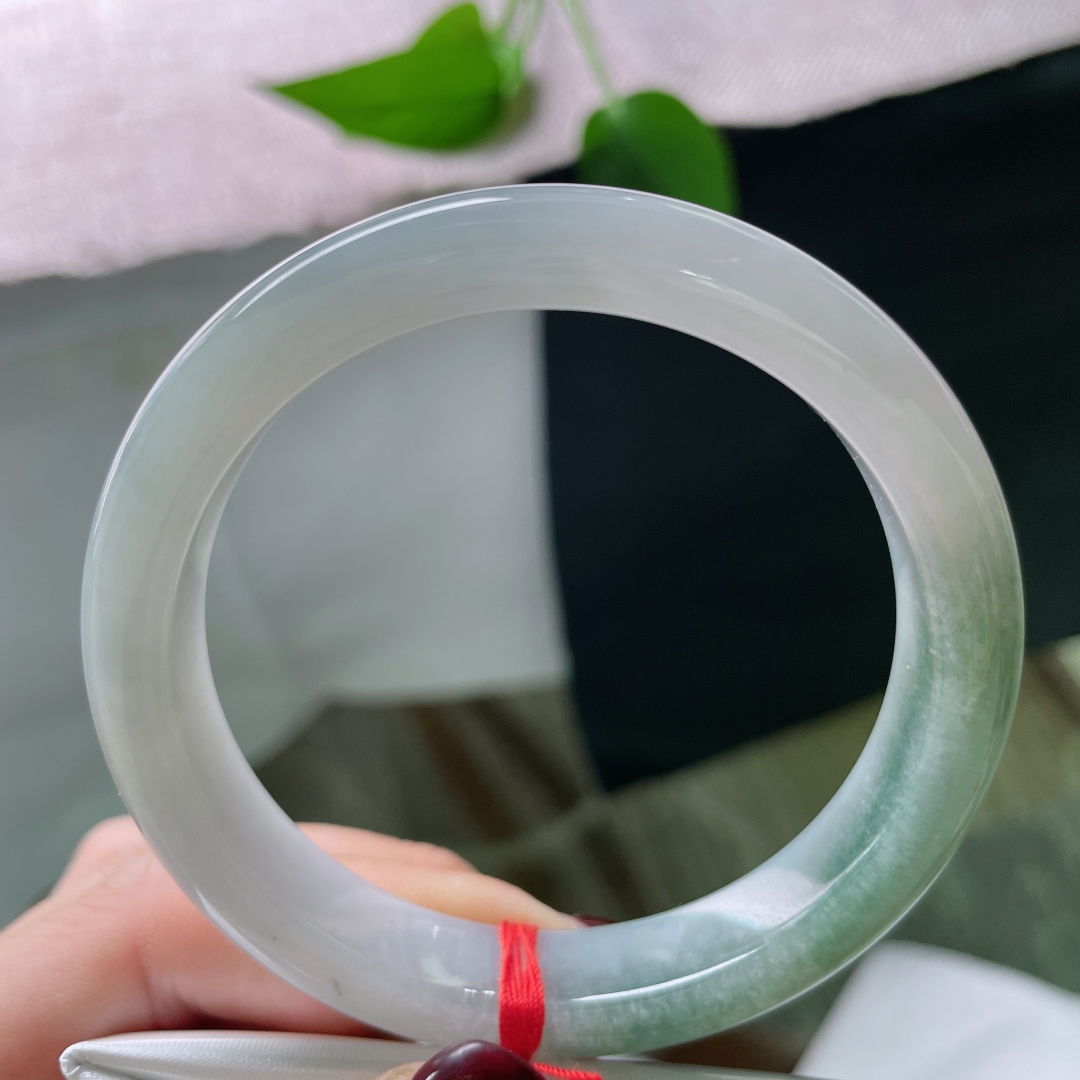 57.4/11/7.6，油绿底正圈，青白配色，一缕月白，染就一身清辉。无裂，ss51571a