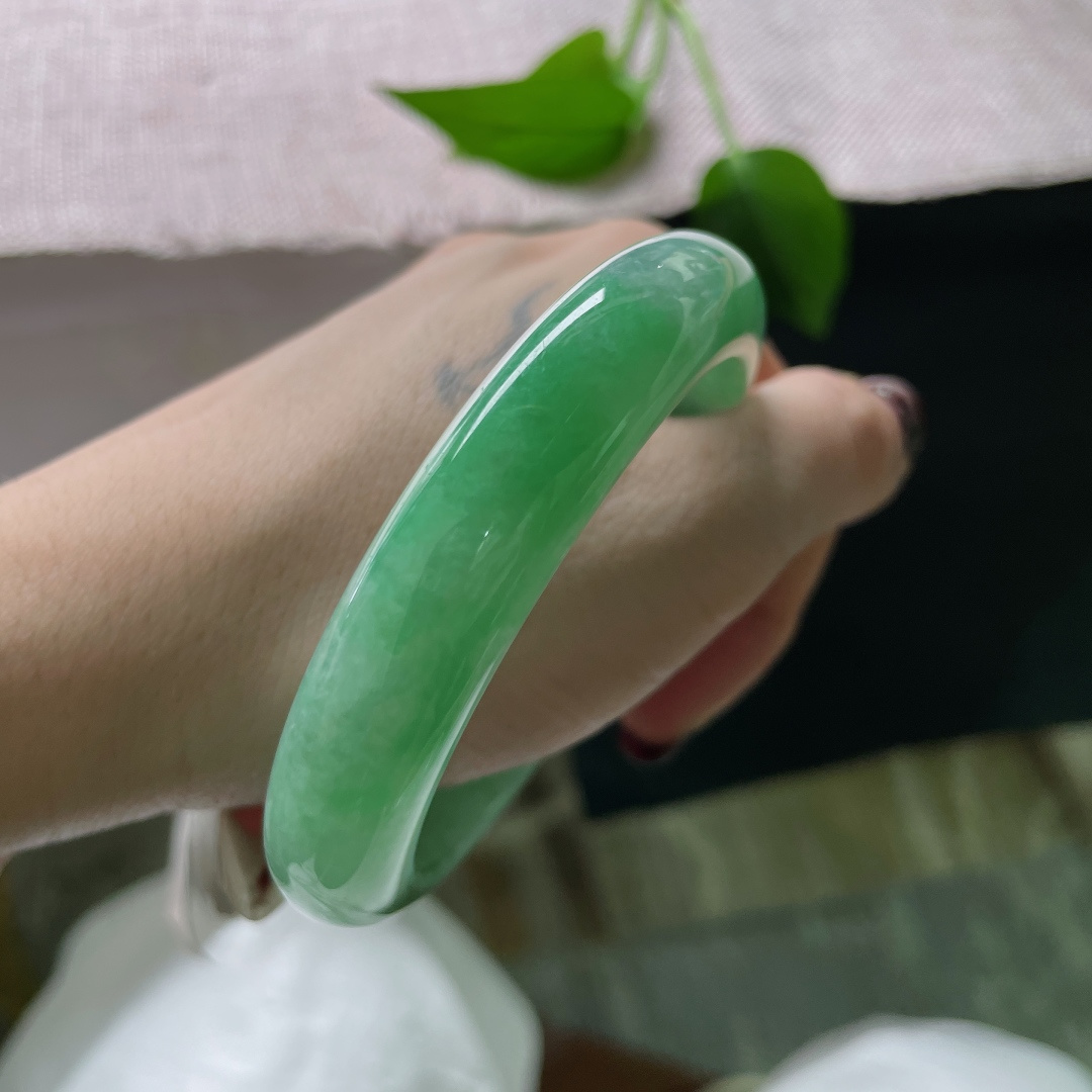 59.5/13/8.8，绿底，水润，细腻，贵气，耐看，甜美，优雅，贵气，耐看，一点棉线，ss51675a