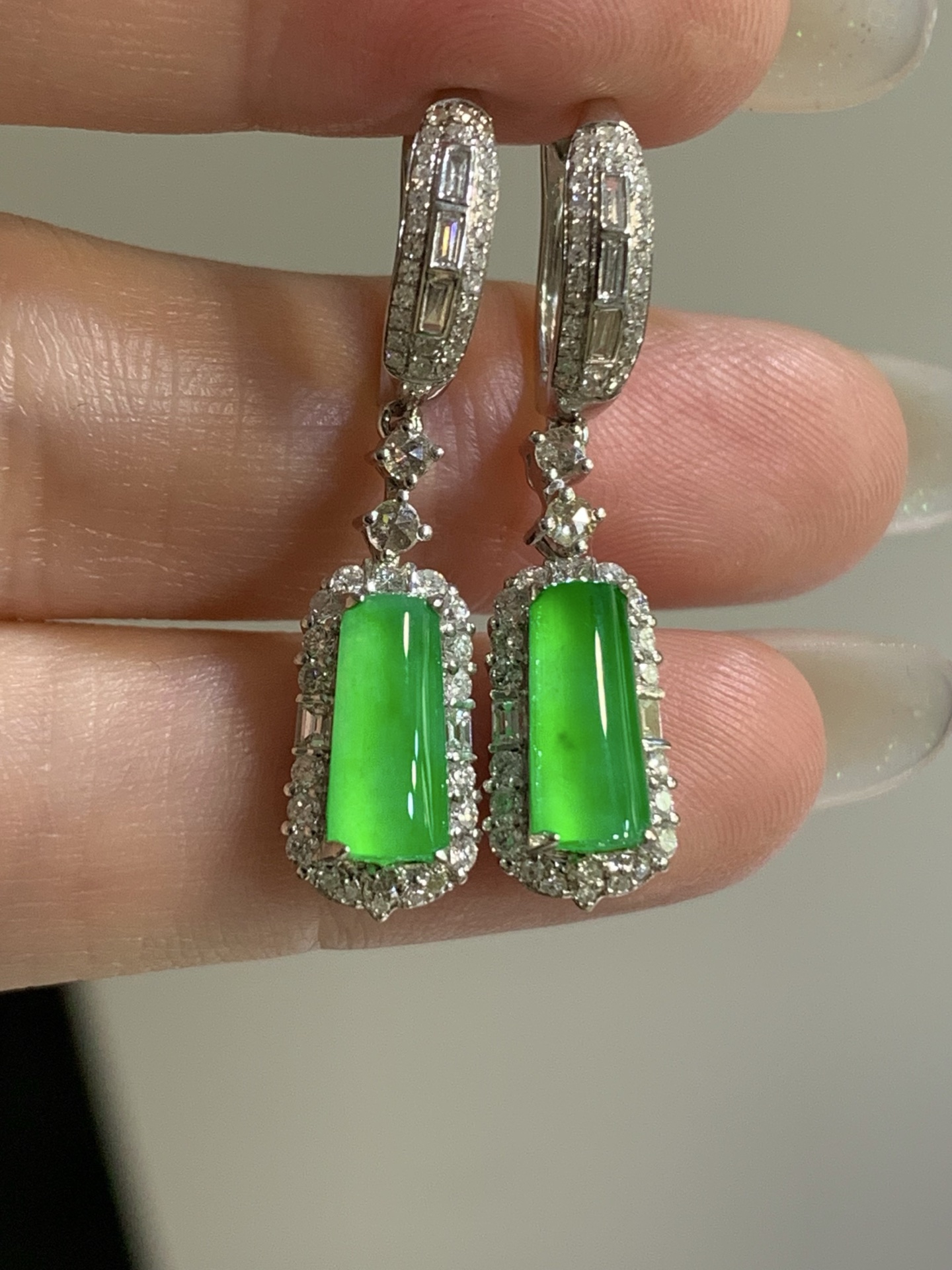 ️，18k金镶嵌马鞍耳坠，飘花灵动，种老细腻形体佳，尺寸：成品：33.4/7.6/5.8，裸石：10.2/4.4，c82426