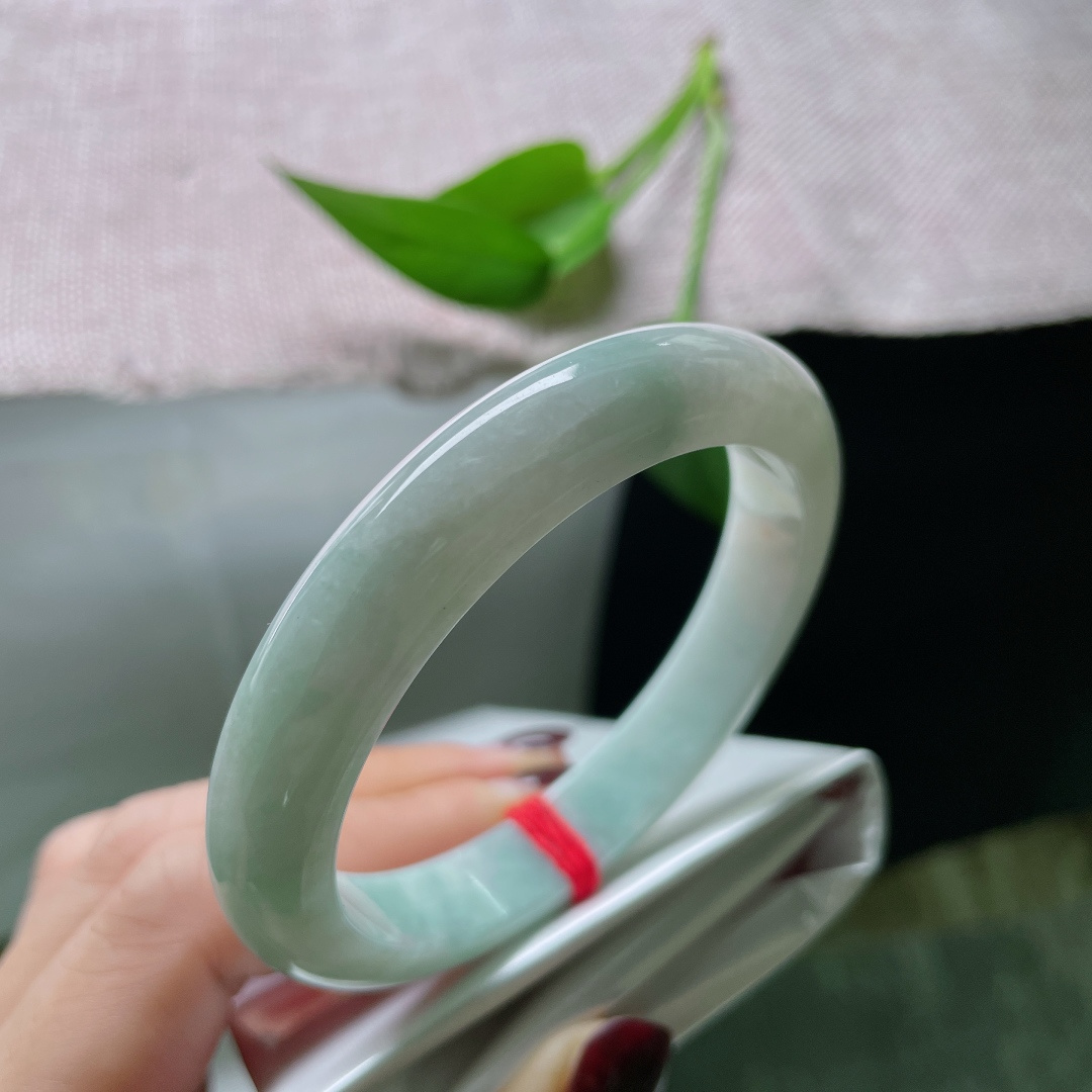 56.3/10.8/7.7，浅绿底正圈，水润细腻，浅笑轻颦，婉约动人，皮纹，ss49682a