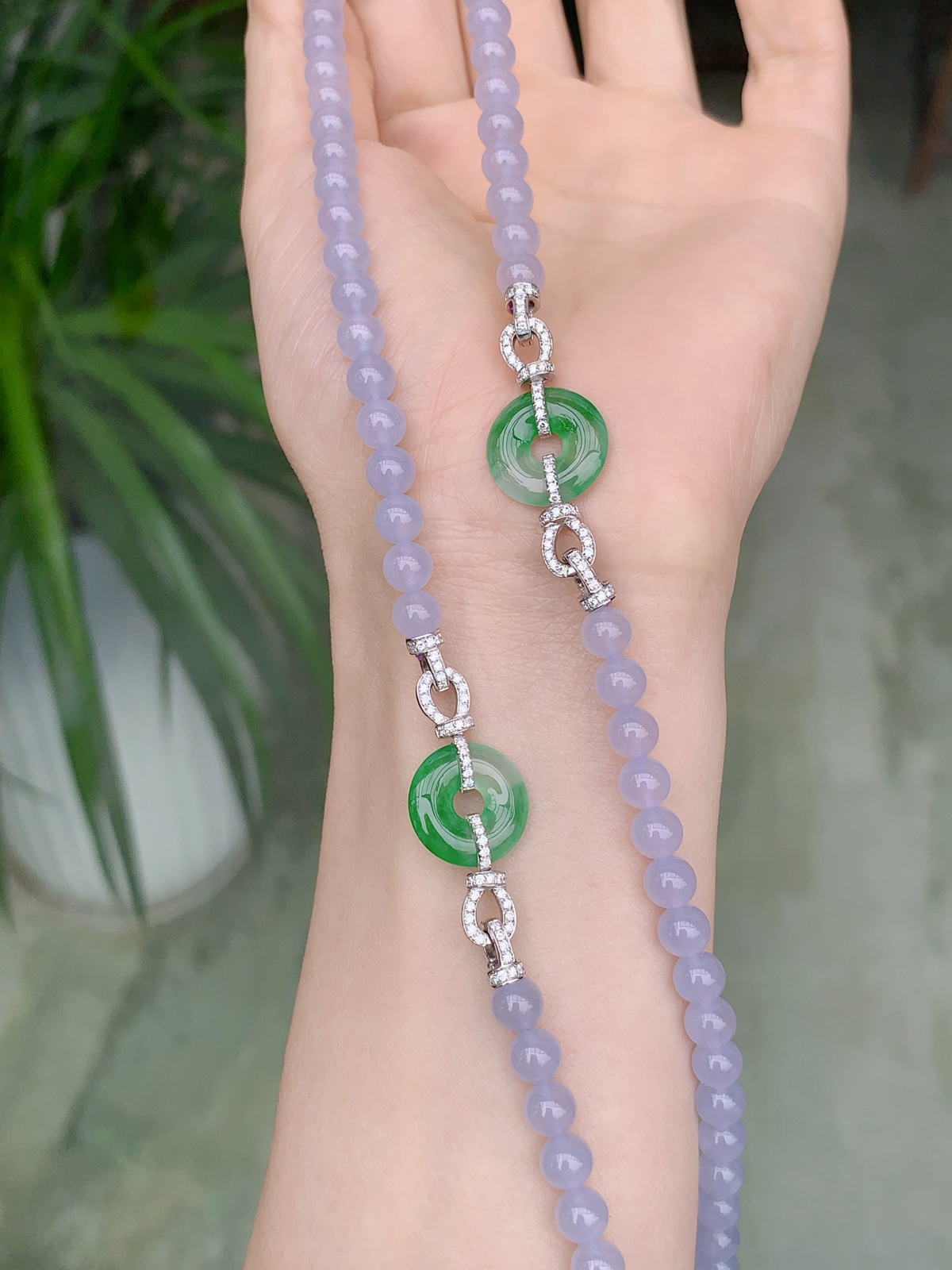 ️把春日的温柔紫调戴在身上＃冰润的紫罗兰翡翠珠链️搭配阳绿平安扣，一眼心动〰️..