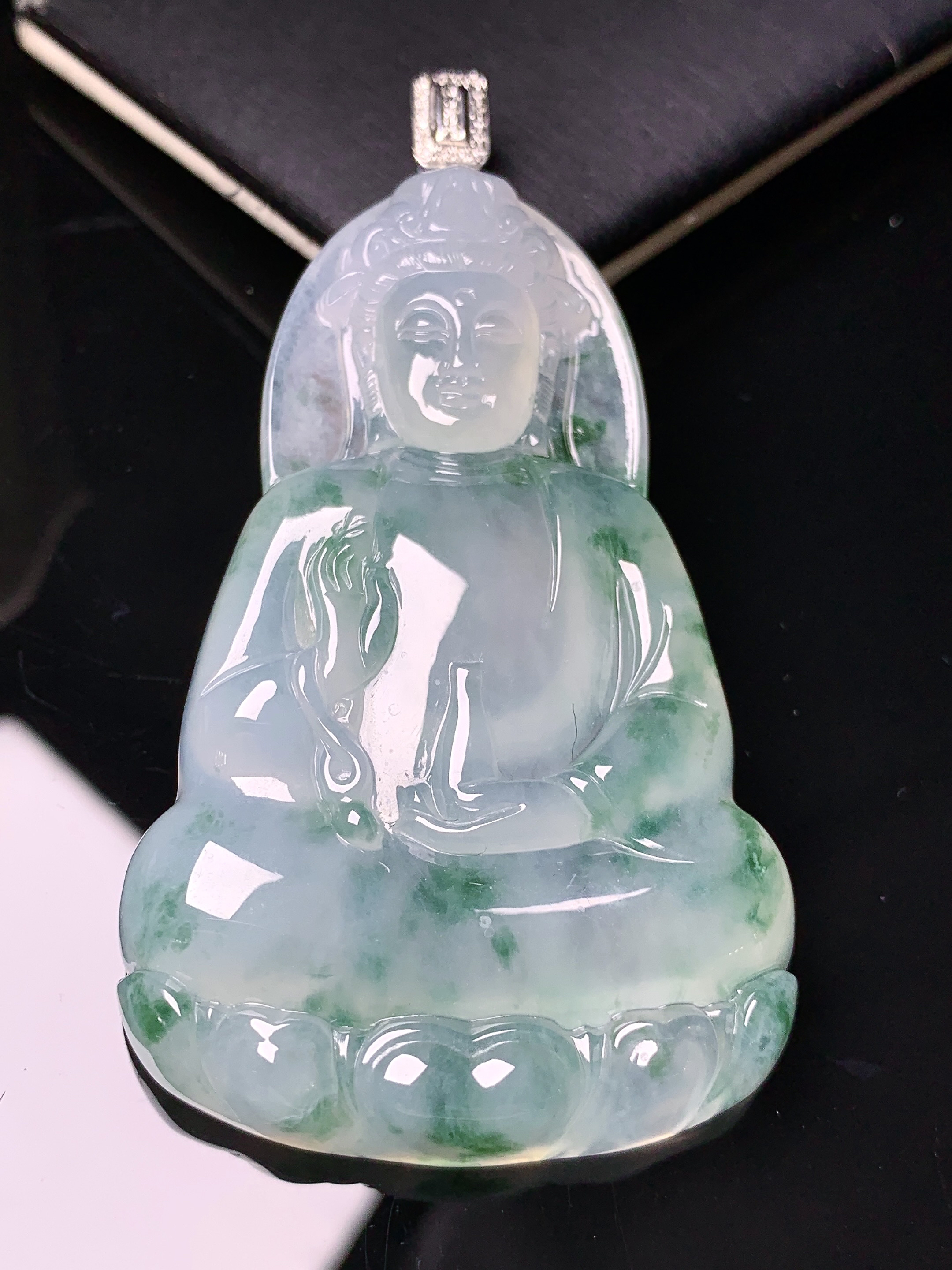 18k金钻镶嵌冰种飘绿观音菩萨吊坠 玉质细腻 色泽艳丽清新 水润亮眼 整体尺寸76.5*43.7*12L1