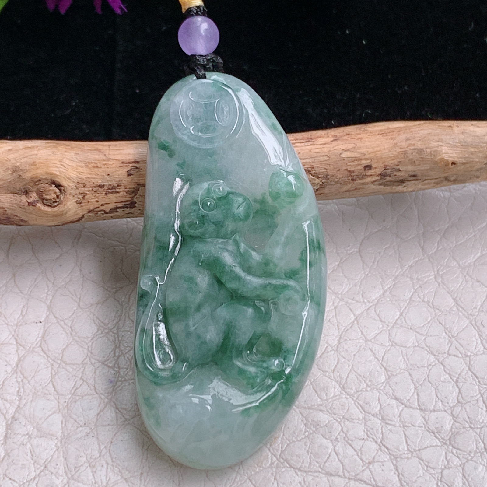 t实拍40*19*7.2缅甸翡翠A货精雕冰飘花灵猴抱寿桃 招财猴玉吊坠 玉挂件