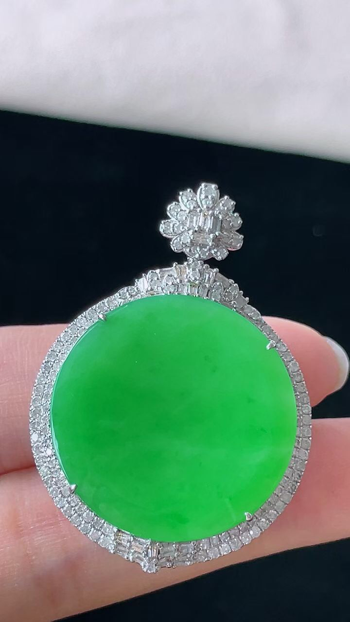 【翡翠名称】18K金豪华镶钻冰阳绿圆牌吊坠
【翡翠尺寸】含金41.7/29.5/9mm
【翡翠描述】宝贝种老水足，玉质细腻，色泽靓丽，性价比高，佩戴效果好！
【其它赠送】权威证书/精美挂绳盒子/支持全国复检
