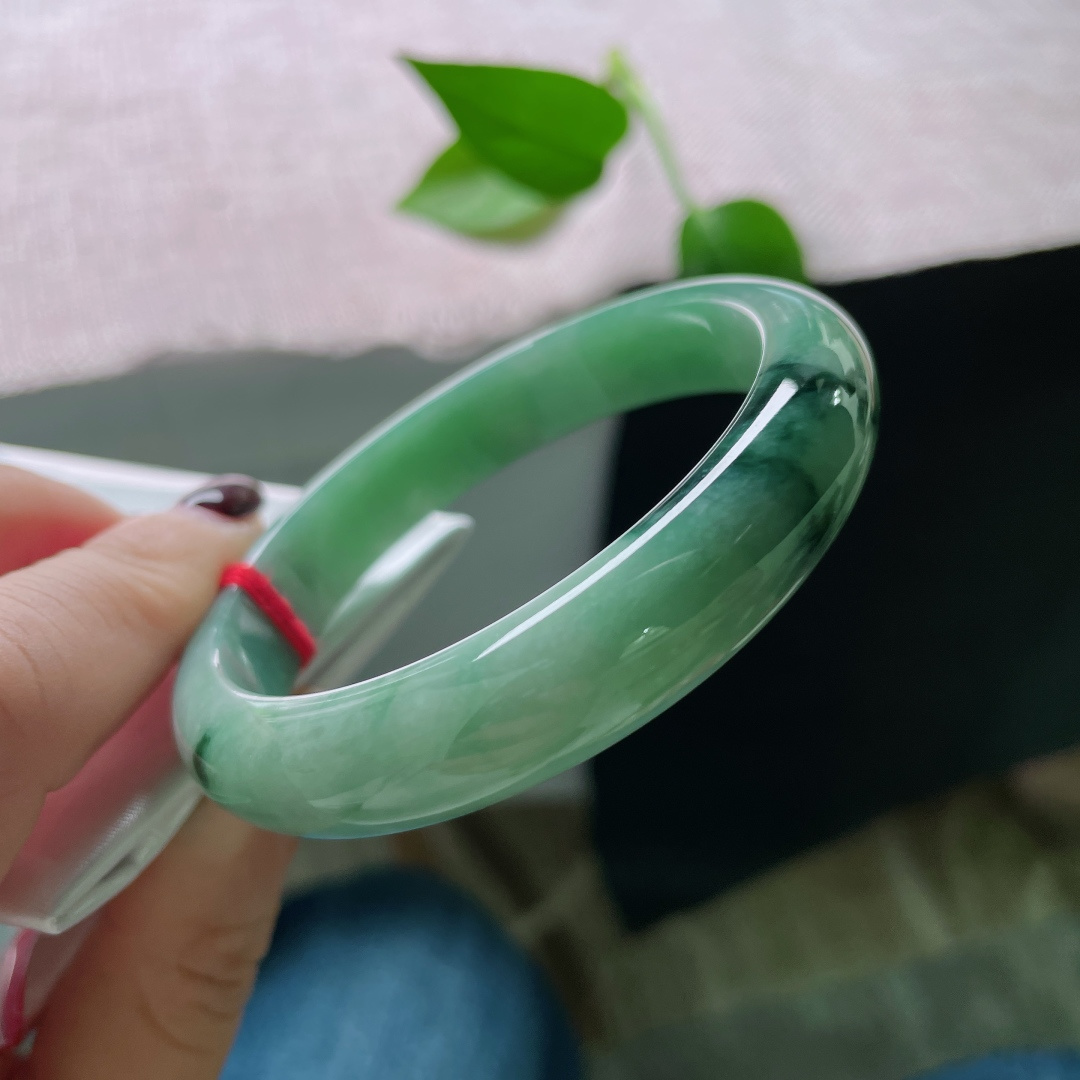 56.6/11.8/7.4飘花正圈，水润细腻，一抹蓝底花，倾心贵气，无裂，ss51324a