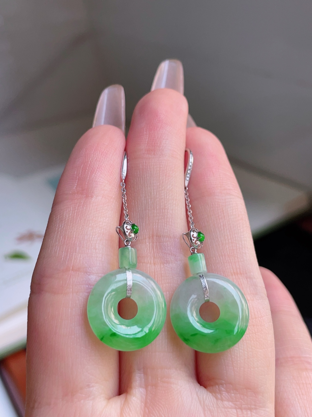 ️ 冰飘绿花甜甜圈耳坠，色泽鲜艳，种老水润，18k金镶嵌，尺寸46.2/15.4/3.6