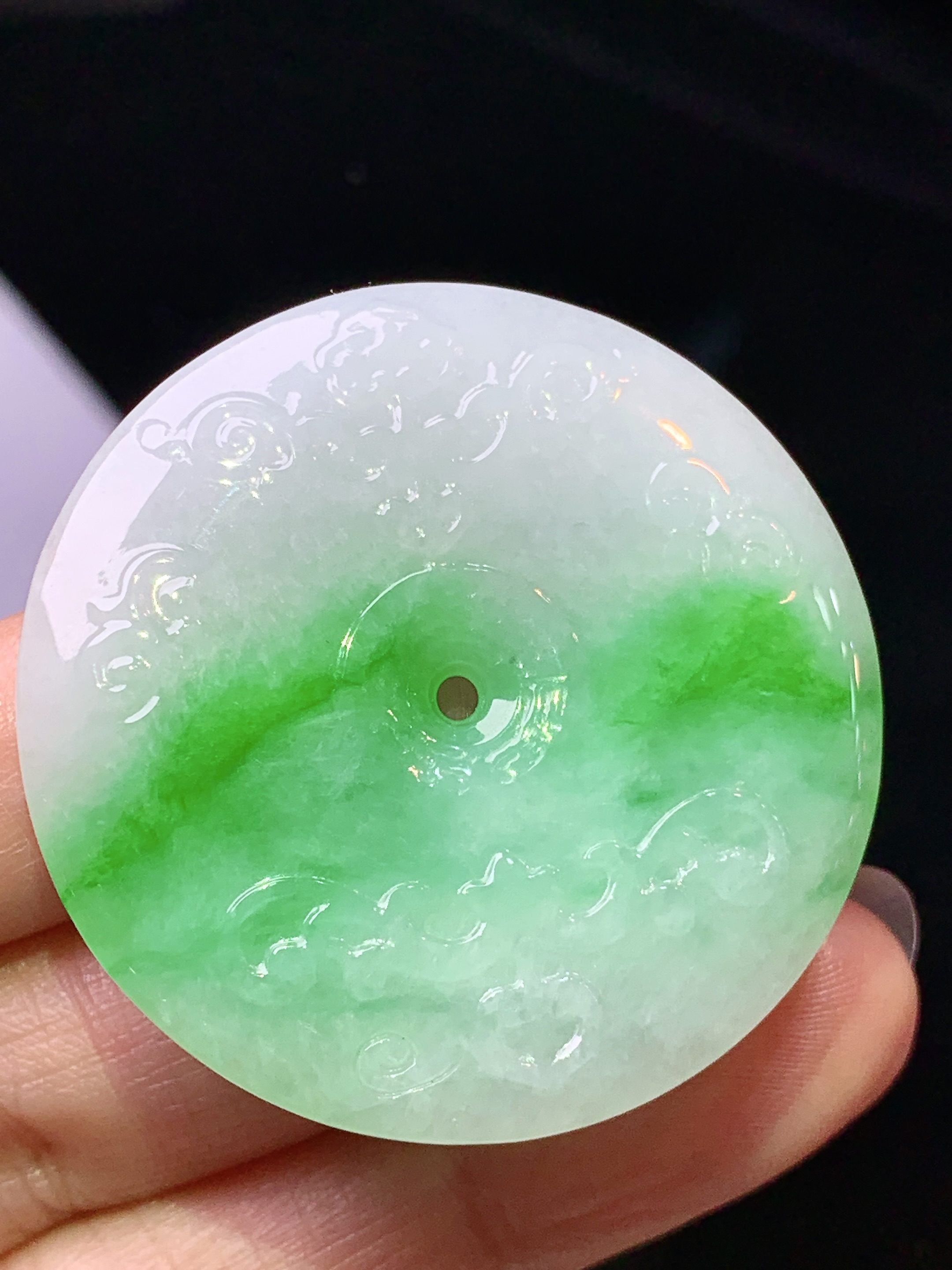 飘绿平安扣吊坠 玉质细腻 色泽艳丽清新 水润亮眼 整体尺寸44.7*10.8w1