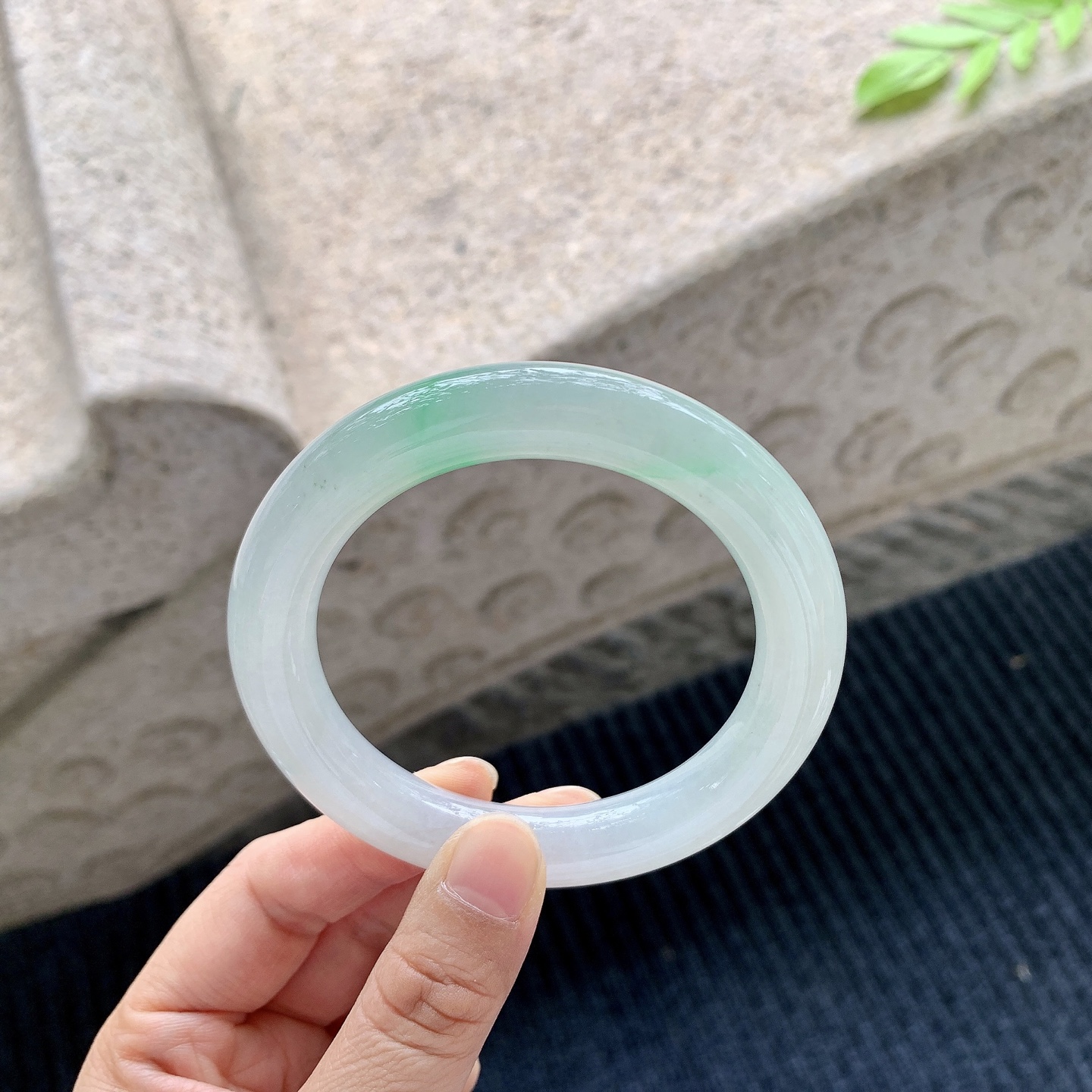 圆条55 56 【圈口】56.9/11.1/10.9 【编码】BA051361 【描述】糯冰飘绿，水润，种老，细腻，有棉纹