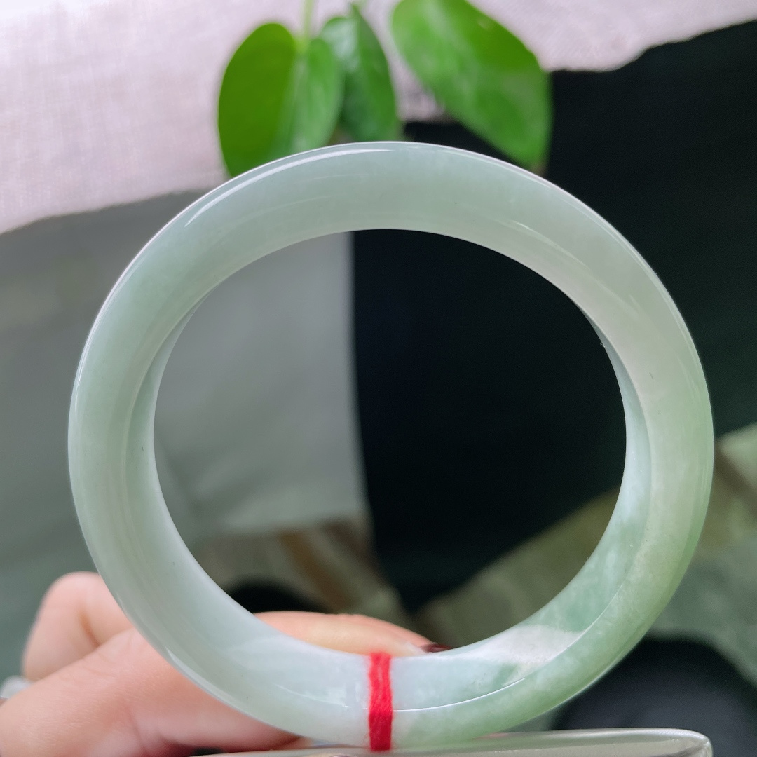 56.1/11.6/7.9，油绿底正圈，青白配色，撞色撩人，水润，细腻，无裂，ss49194a