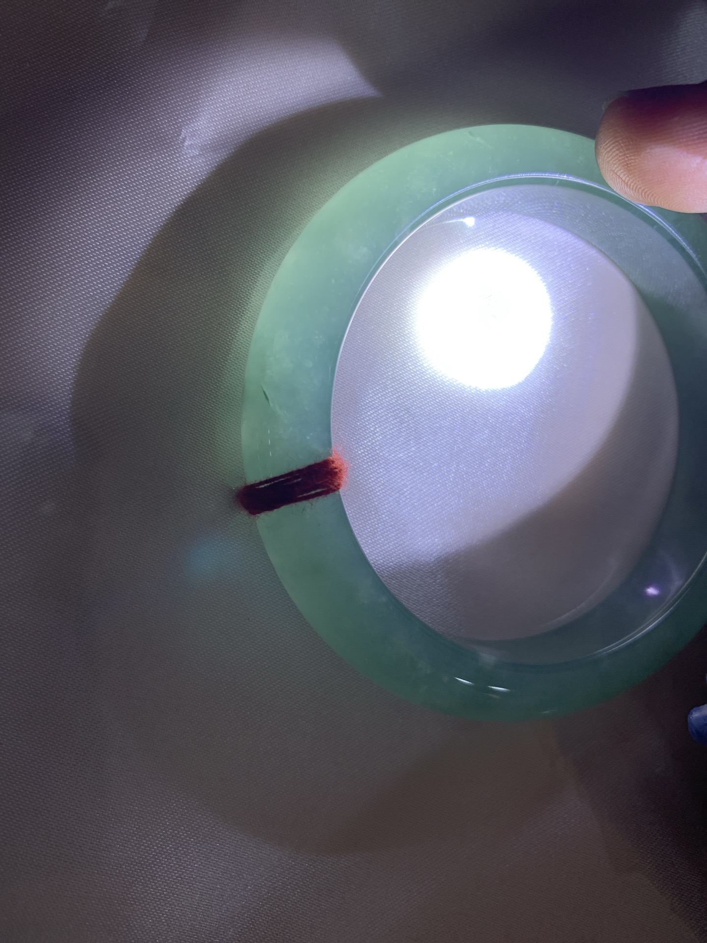 冰晴正圈，54.2/8.2/12，0427-N555，打灯棉线，底妆冰透水润，满圈淡雅晴绿，像初春嫩芽落入清泉，均匀柔和，抬眼就是一片宁静感