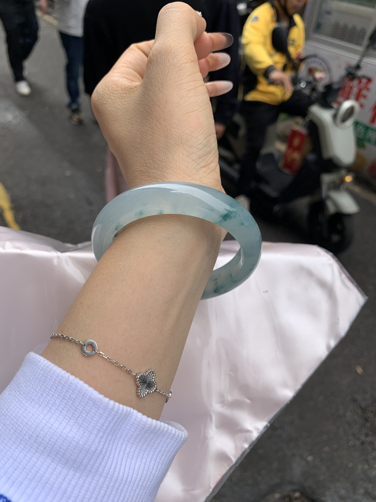 冰飘花正圈
56-8-13底妆冰润，冰底中开出了朵朵蓝花，飘花灵动飘逸，勾勒出一幅唯美诗意的山水意境画，古典优雅又秀气