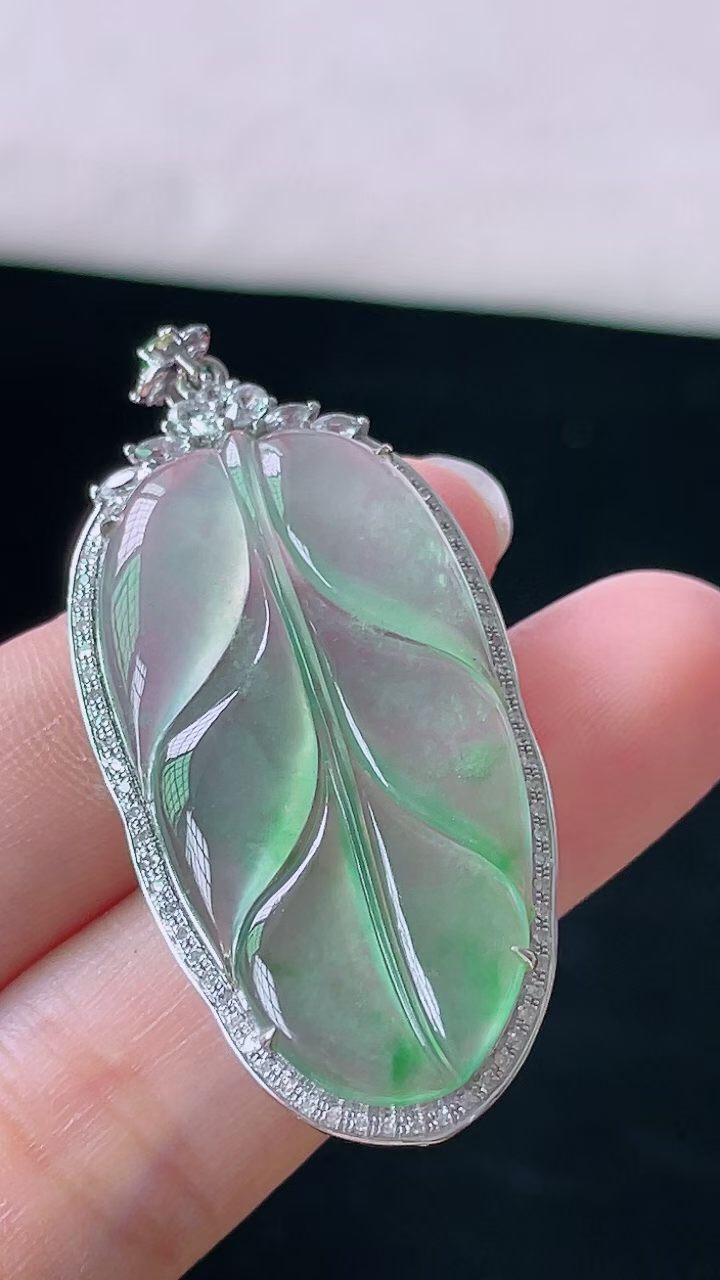 【翡翠名称】18K金镶钻高冰飘花叶子吊坠
【翡翠尺寸】含金47.3/21.5/7.8mm
【翡翠描述