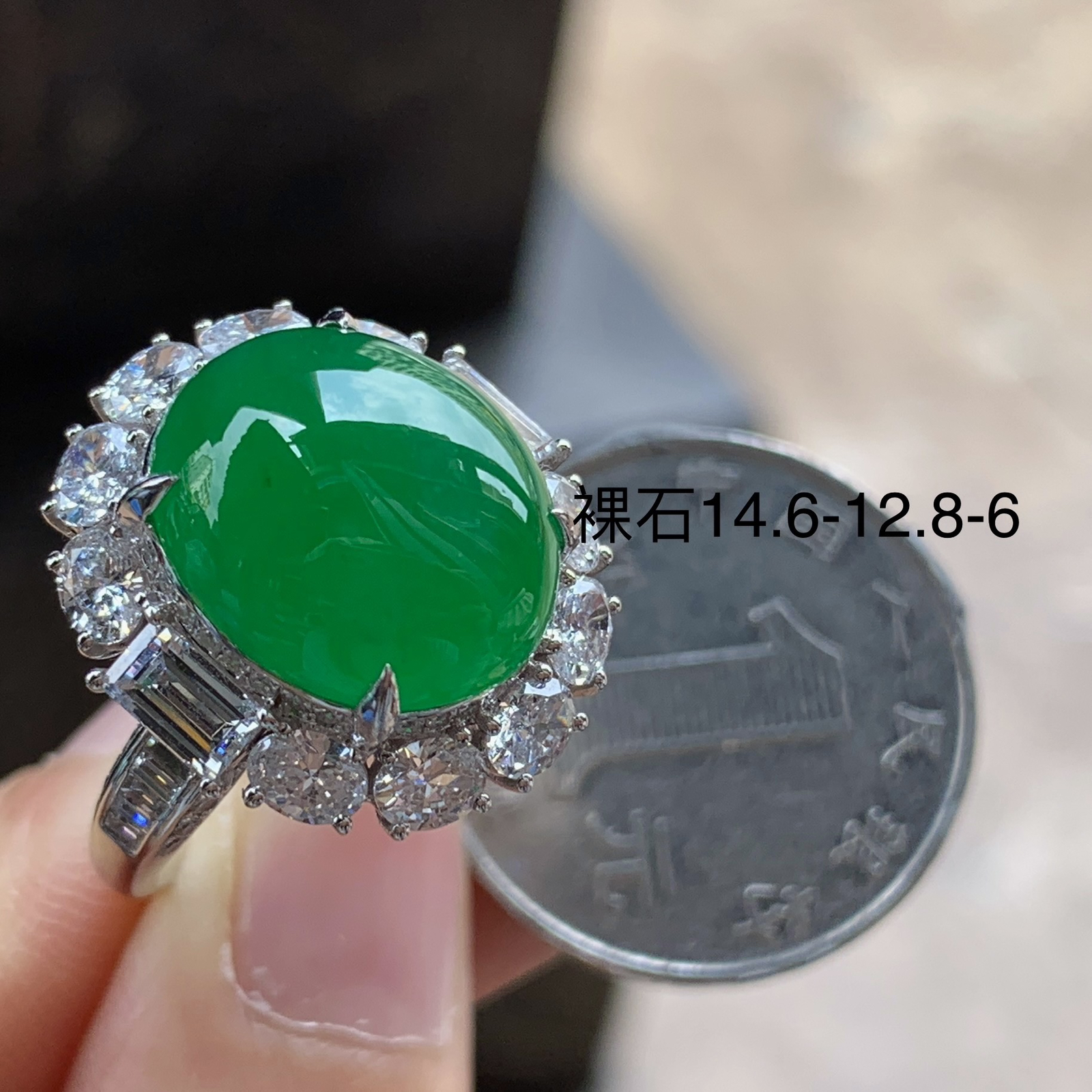 金钻豪华镶嵌辣绿色戒指^_^颜色鲜艳 浓郁