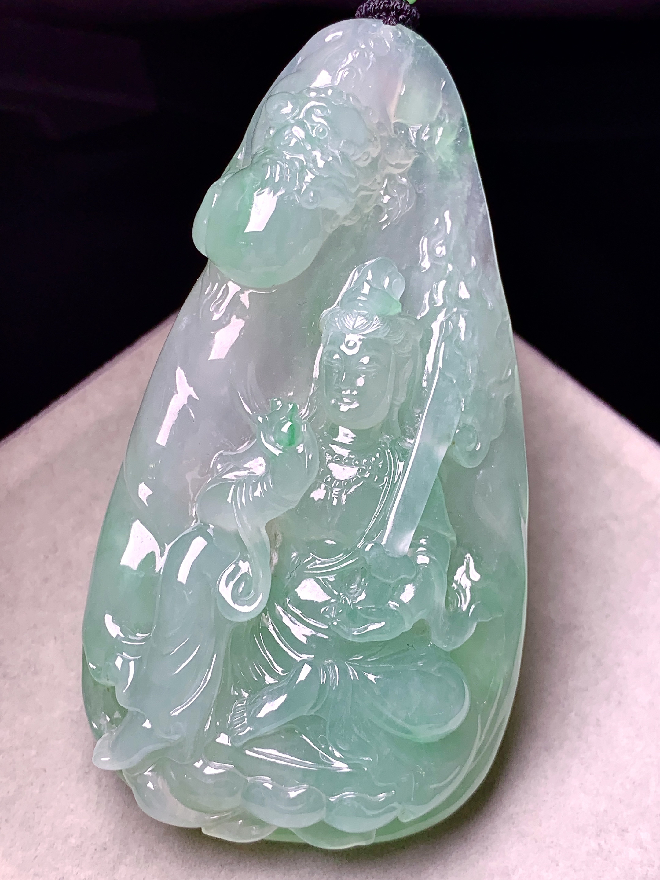 飘绿观音菩萨吊坠 玉质细腻 色泽艳丽清新 水润亮眼 整体尺寸79*42.2*13L1