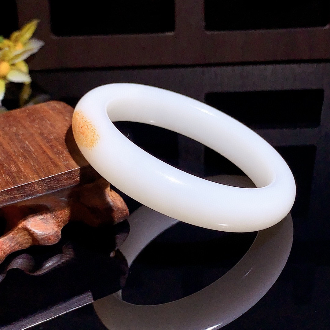 和田玉54.5圈羊脂白手镯！枣红皮，玉质细腻油润 底色纯净 无裂无杂 脂粉好，品质高。