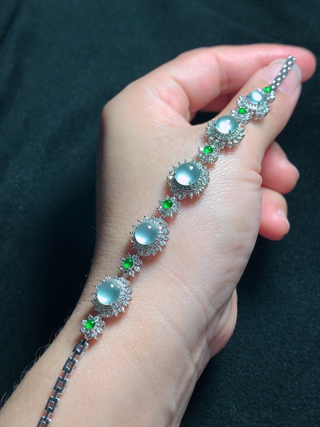 ️18k金镶嵌冰种蛋面手链，种老水头好，又冰又润，饱满：11.4/7.9mm裸石：6.7/2.3mm，编号