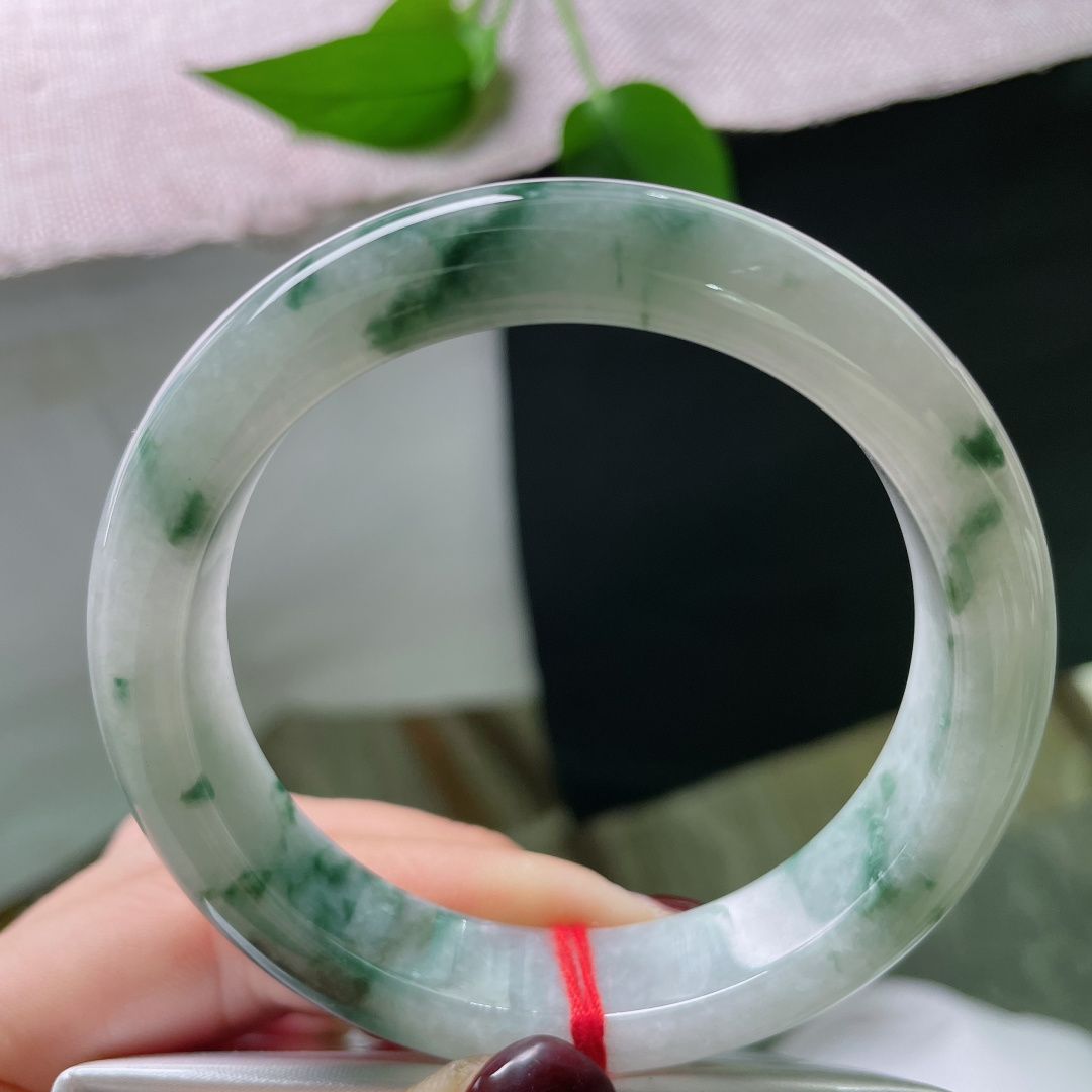 56.6/12.7/8.4，飘花正圈，水润，墨在玉中走，花在水中开。有纹，ss52185a