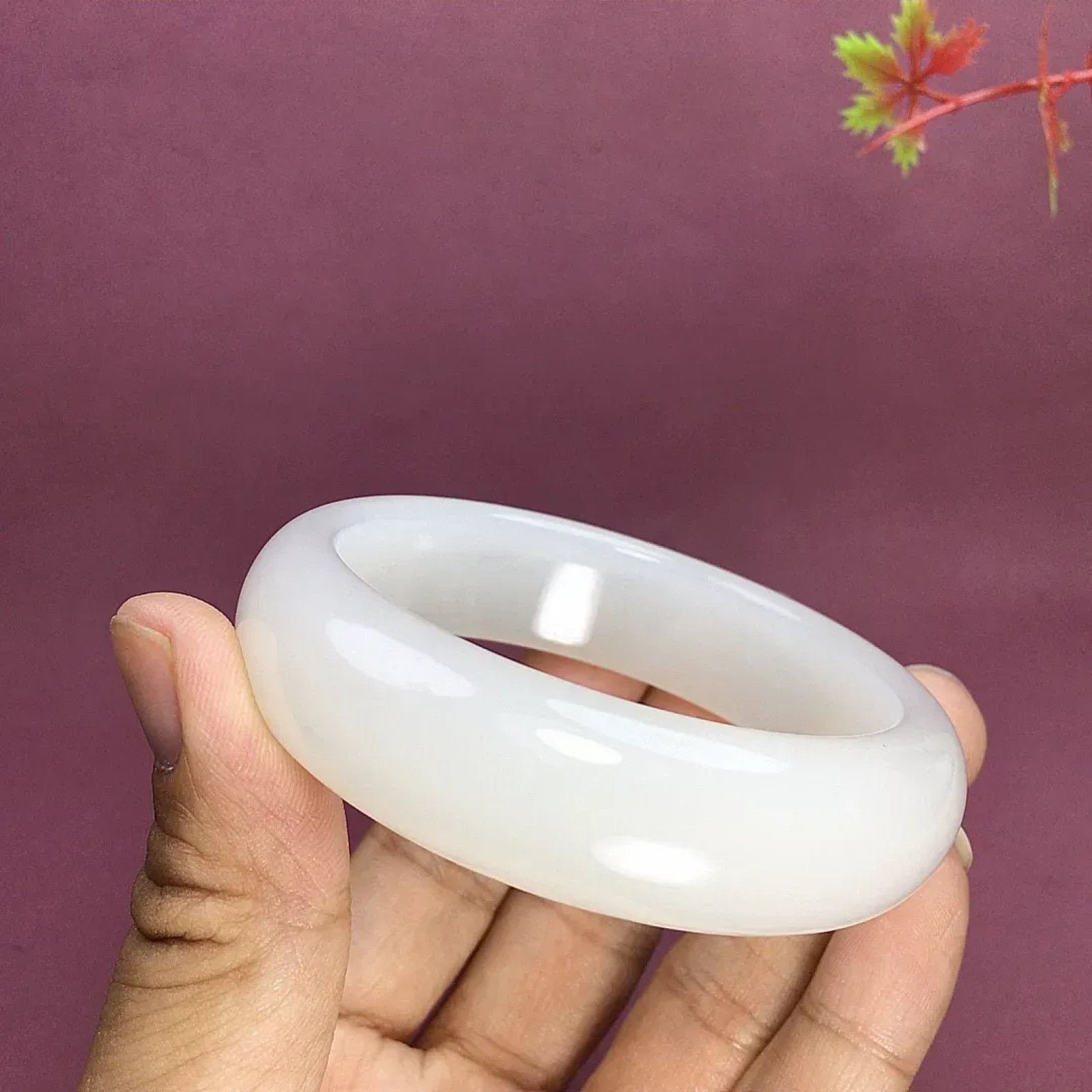 59圈口和田玉羊脂白宽版手镯，镯型古朴典雅。在诗情画意的雨巷相遇，你是我腕间的一抹风情，有你眸有深情