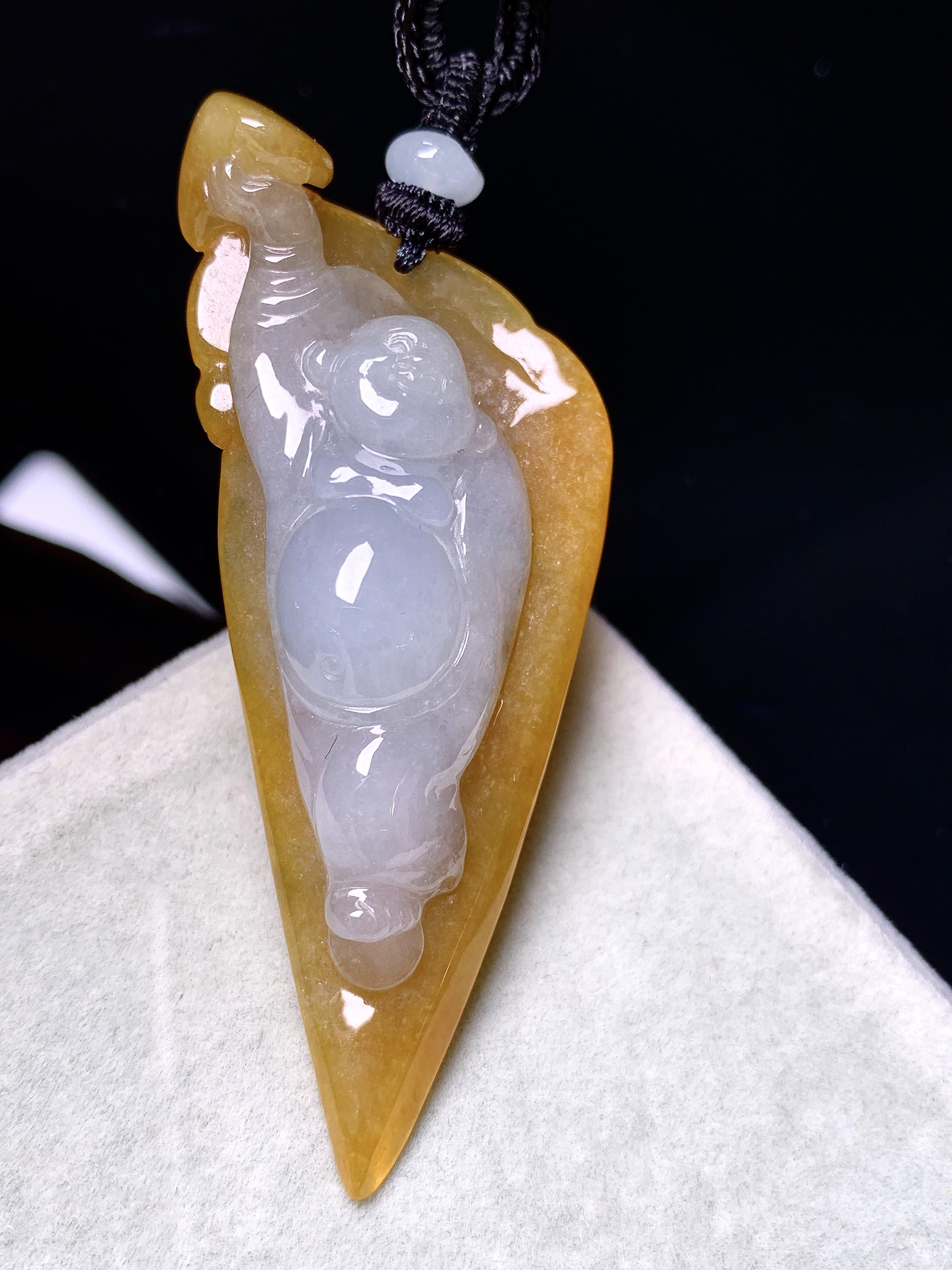 黄翡逍遥佛公吊坠 玉质细腻 色泽艳丽清新 水润亮眼 整体尺寸67.2*28.5*17.8L1