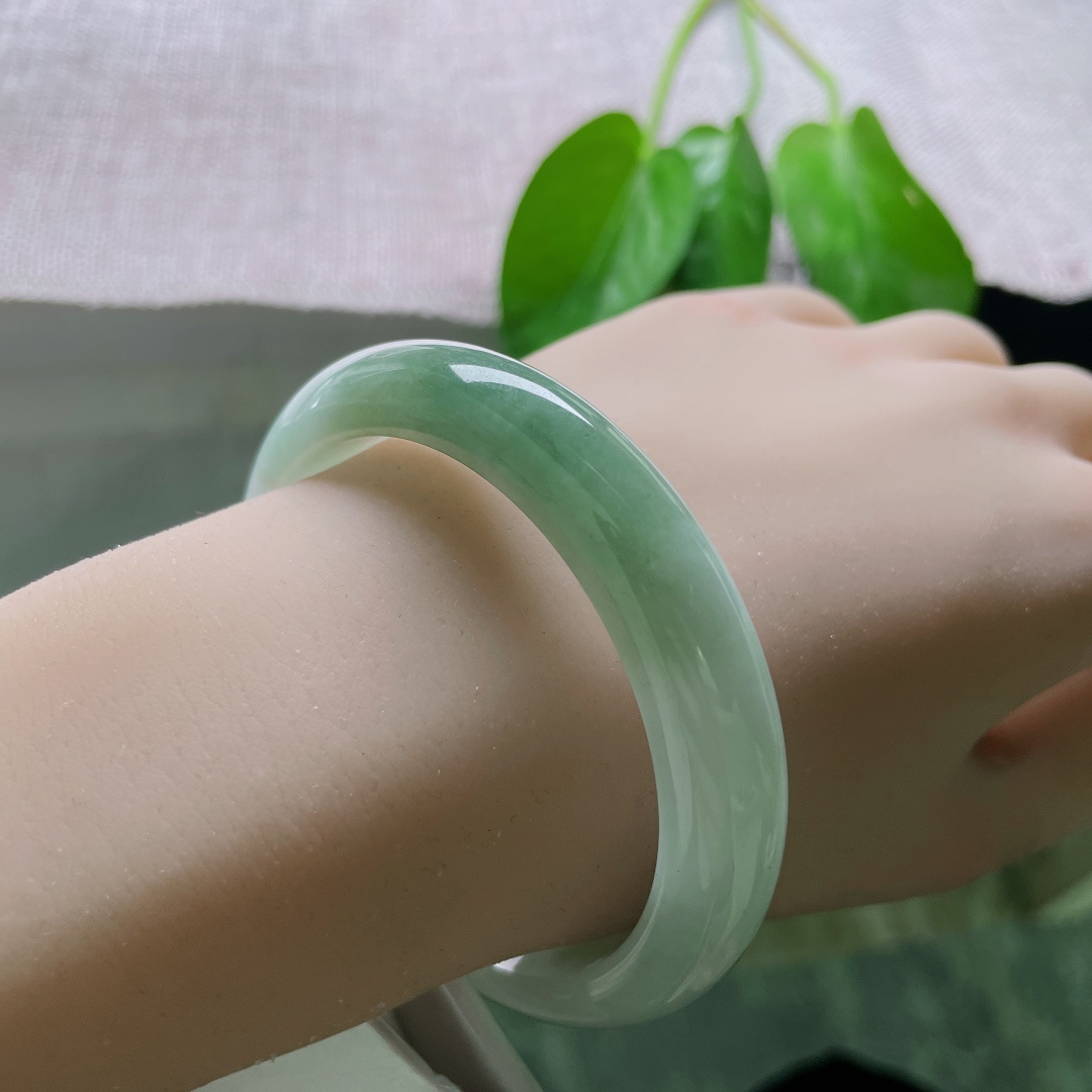 56.1/11.6/7.9，油绿底正圈，青白配色，撞色撩人，水润，细腻，无裂，ss49194a